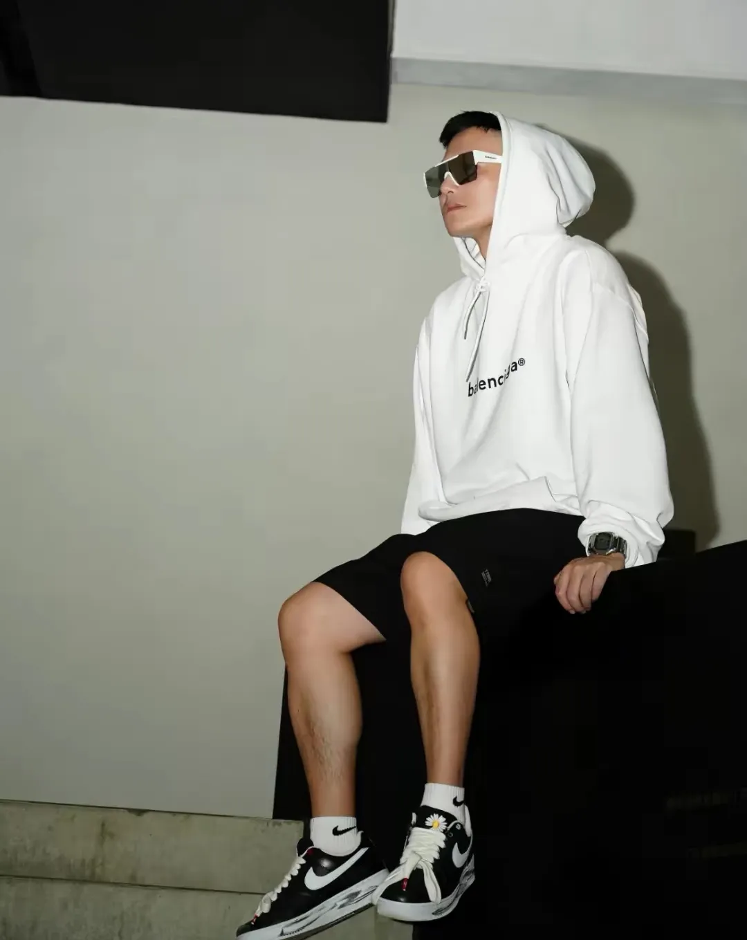 ♻️💯Reference model picture for the upper body❤️The top tested version of Balenciaga mailbox logo pure cotton loose-fitting autumn and winter hoodie for men and women couples. A simple basic sweatshirt. A simple sweatshirt that you can fall in love with at first glance. The Blcg mailbox logo on the chest is simple and beautiful. It is operated by an imported elliptical machine, with no burrs and neat alignment! The fabric is made of 480g pure cotton fabric, which is different from the low-end version. The color is also super beautiful. You must get this one! ! ! ! !  Color: black, white, fog blue, khaki, lake green Size: XS-L P:450