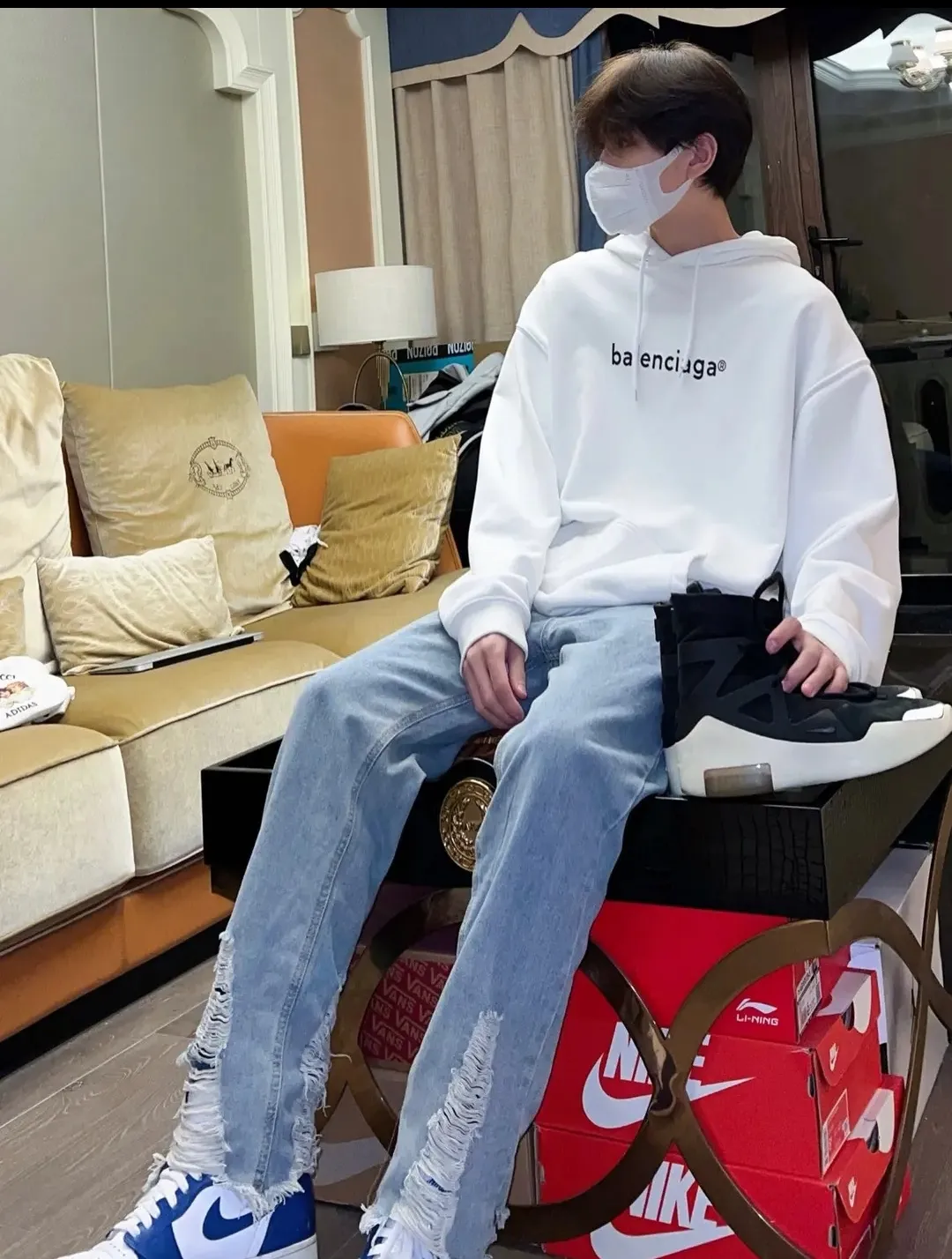 ♻️💯Reference model picture for the upper body❤️The top tested version of Balenciaga mailbox logo pure cotton loose-fitting autumn and winter hoodie for men and women couples. A simple basic sweatshirt. A simple sweatshirt that you can fall in love with at first glance. The Blcg mailbox logo on the chest is simple and beautiful. It is operated by an imported elliptical machine, with no burrs and neat alignment! The fabric is made of 480g pure cotton fabric, which is different from the low-end version. The color is also super beautiful. You must get this one! ! ! ! !  Color: black, white, fog blue, khaki, lake green Size: XS-L P:450