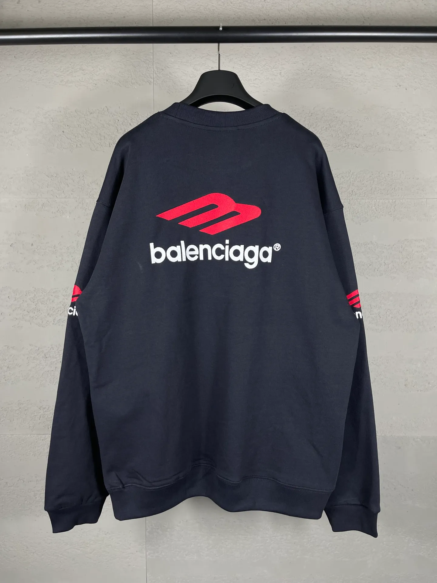 🅿️270 real photos [Top version. Official website quality] BALENCI*GA/Paris BALENCI*GA#2024 latest model, large letter LOGO icon embroidered round neck sweatshirt. Brick cabinet synchronization. Develop and develop genuine products at the first time. Embroidery. All colors are on the same board. Welcome to compare! The fabric is made of Paris ZP custom-woven and dyed cotton double-yarn large parka. The weight is 450 grams. The cloth surface is clean. The cloth pattern is clear. It is soft and comfortable. It has good color fastness and is not easy to change color. The threads are woven and dyed with no color difference. The embroidery is done using an imported Tajima embroidery machine, with a three-dimensional effect and clear lines. There are no burrs and miscellaneous threads, and the embroidery is of ultra-high craftsmanship. The version adopts OS loose shoulder design. Same style for men and women. Code: BL235571 Color: dark blue gray, white Size: XS S M L