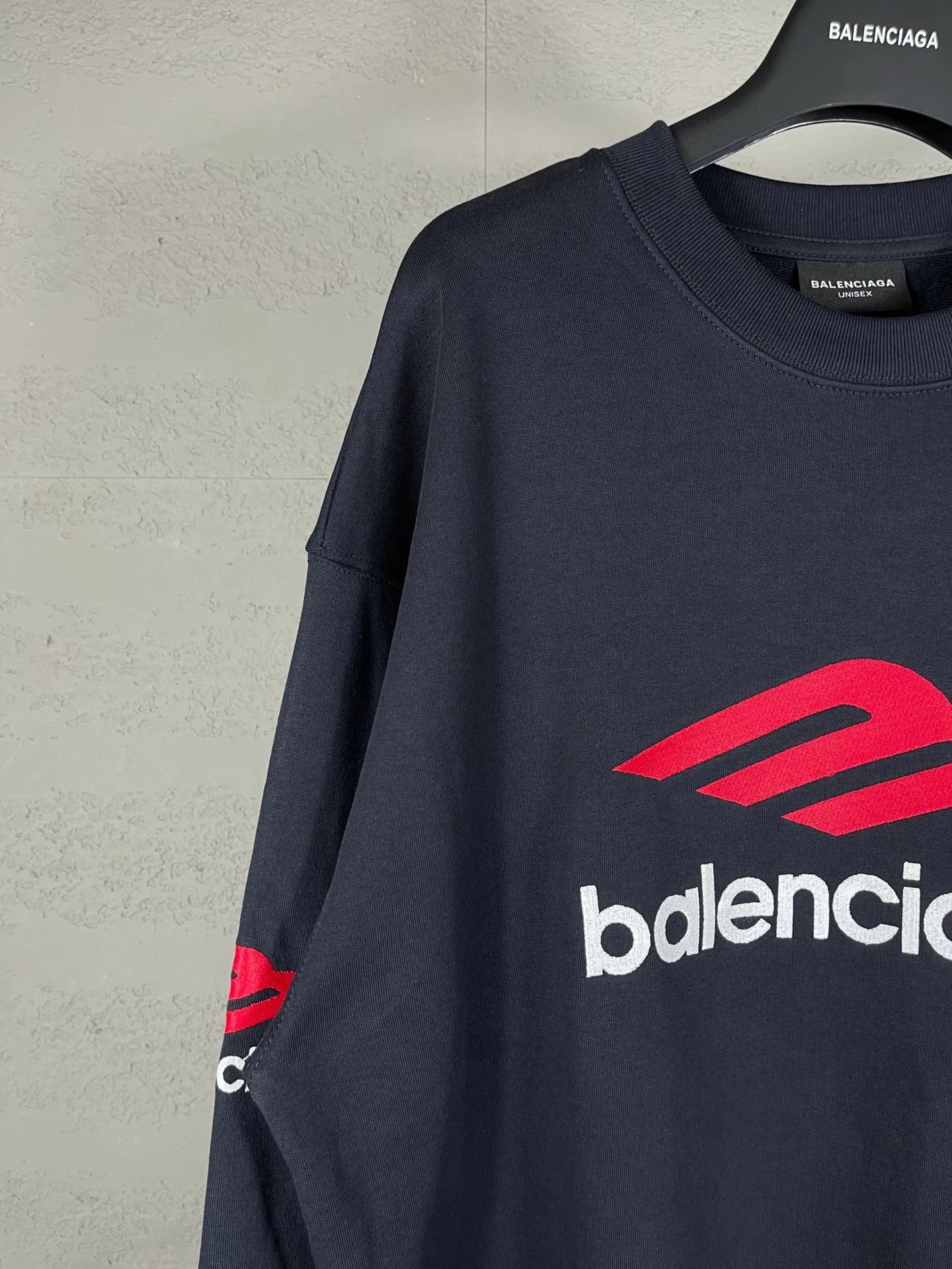 🅿️270 real photos [Top version. Official website quality] BALENCI*GA/Paris BALENCI*GA#2024 latest model, large letter LOGO icon embroidered round neck sweatshirt. Brick cabinet synchronization. Develop and develop genuine products at the first time. Embroidery. All colors are on the same board. Welcome to compare! The fabric is made of Paris ZP custom-woven and dyed cotton double-yarn large parka. The weight is 450 grams. The cloth surface is clean. The cloth pattern is clear. It is soft and comfortable. It has good color fastness and is not easy to change color. The threads are woven and dyed with no color difference. The embroidery is done using an imported Tajima embroidery machine, with a three-dimensional effect and clear lines. There are no burrs and miscellaneous threads, and the embroidery is of ultra-high craftsmanship. The version adopts OS loose shoulder design. Same style for men and women. Code: BL235571 Color: dark blue gray, white Size: XS S M L