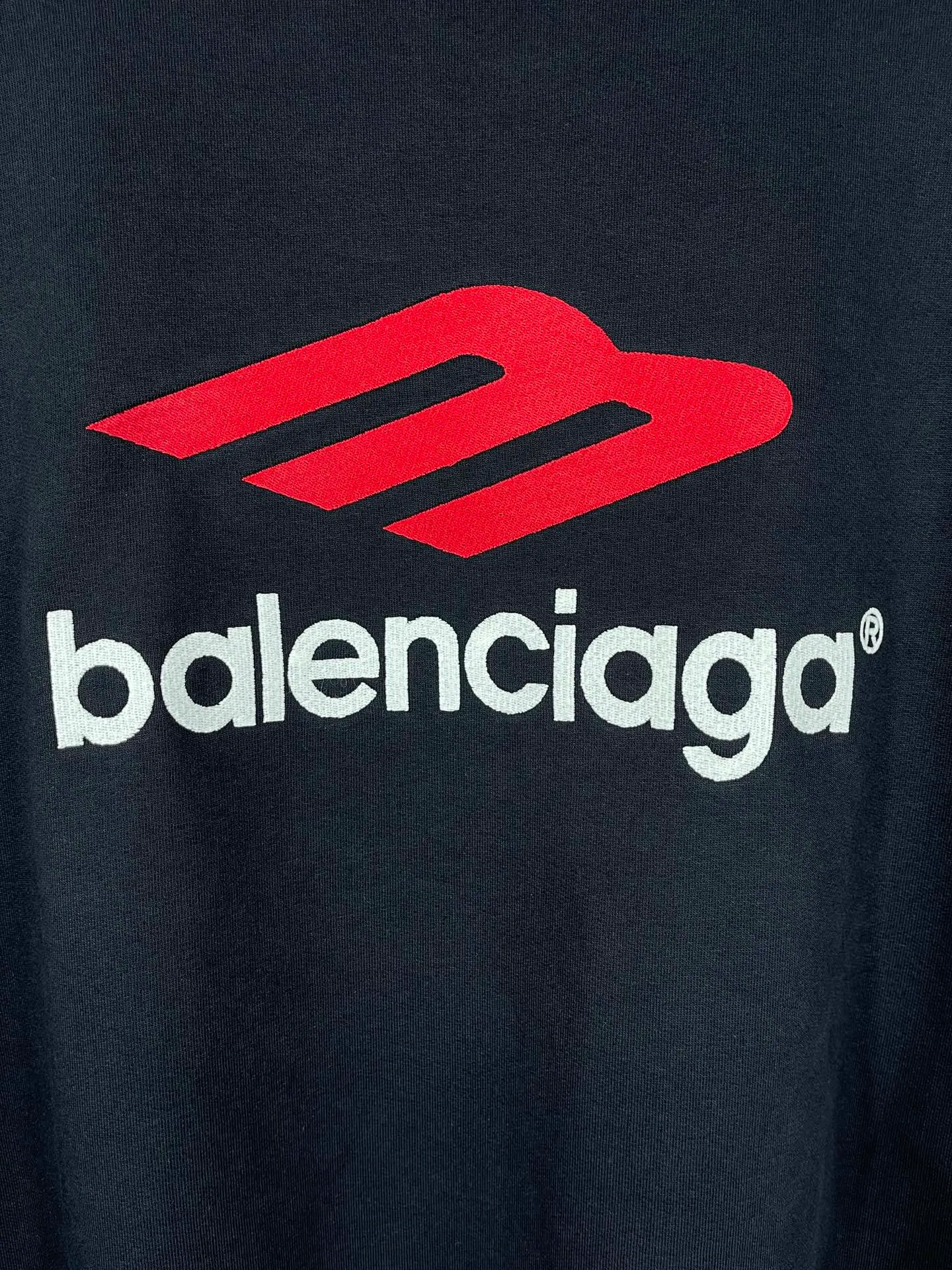 🅿️270 real photos [Top version. Official website quality] BALENCI*GA/Paris BALENCI*GA#2024 latest model, large letter LOGO icon embroidered round neck sweatshirt. Brick cabinet synchronization. Develop and develop genuine products at the first time. Embroidery. All colors are on the same board. Welcome to compare! The fabric is made of Paris ZP custom-woven and dyed cotton double-yarn large parka. The weight is 450 grams. The cloth surface is clean. The cloth pattern is clear. It is soft and comfortable. It has good color fastness and is not easy to change color. The threads are woven and dyed with no color difference. The embroidery is done using an imported Tajima embroidery machine, with a three-dimensional effect and clear lines. There are no burrs and miscellaneous threads, and the embroidery is of ultra-high craftsmanship. The version adopts OS loose shoulder design. Same style for men and women. Code: BL235571 Color: dark blue gray, white Size: XS S M L