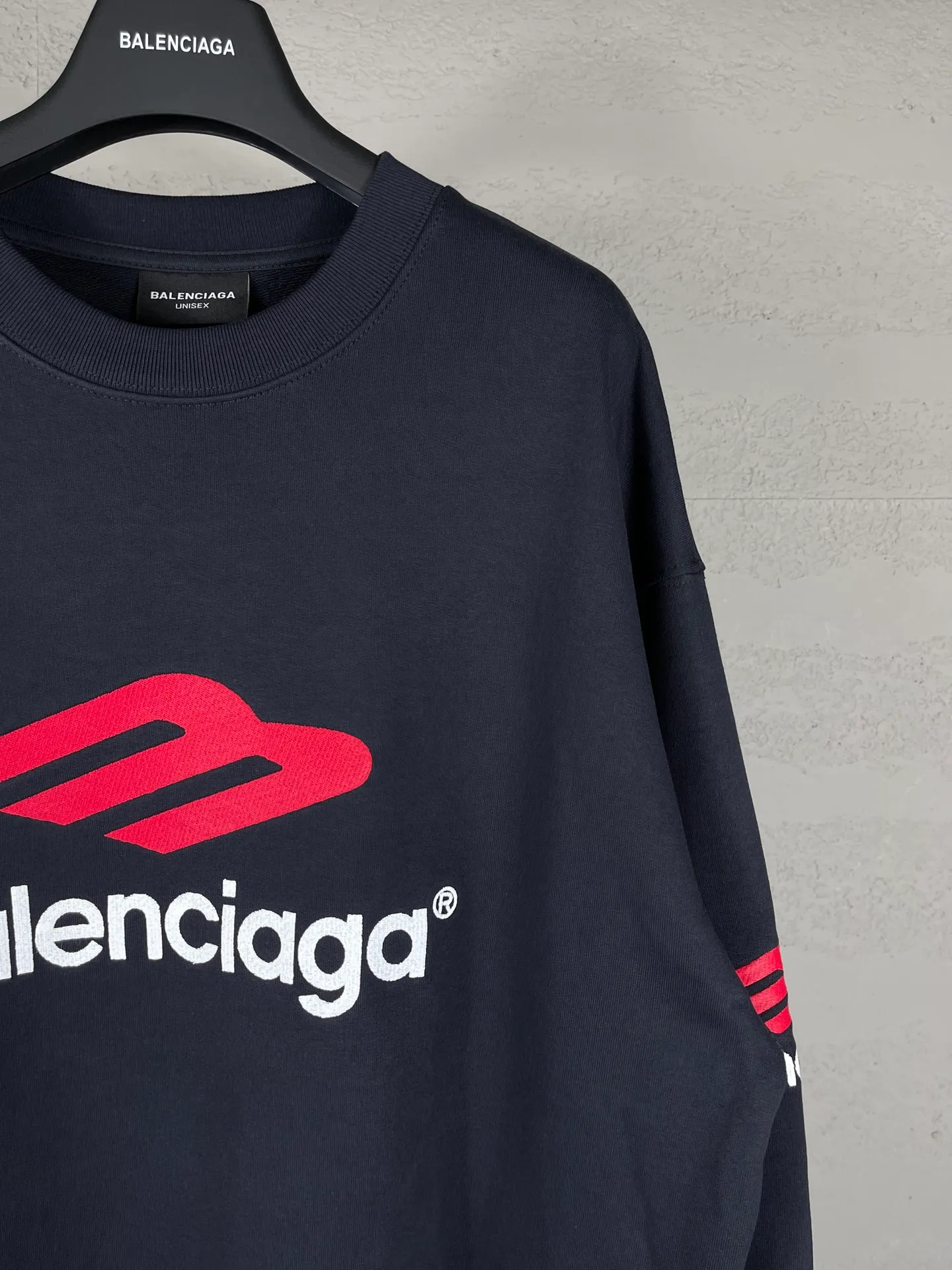 🅿️270 real photos [Top version. Official website quality] BALENCI*GA/Paris BALENCI*GA#2024 latest model, large letter LOGO icon embroidered round neck sweatshirt. Brick cabinet synchronization. Develop and develop genuine products at the first time. Embroidery. All colors are on the same board. Welcome to compare! The fabric is made of Paris ZP custom-woven and dyed cotton double-yarn large parka. The weight is 450 grams. The cloth surface is clean. The cloth pattern is clear. It is soft and comfortable. It has good color fastness and is not easy to change color. The threads are woven and dyed with no color difference. The embroidery is done using an imported Tajima embroidery machine, with a three-dimensional effect and clear lines. There are no burrs and miscellaneous threads, and the embroidery is of ultra-high craftsmanship. The version adopts OS loose shoulder design. Same style for men and women. Code: BL235571 Color: dark blue gray, white Size: XS S M L