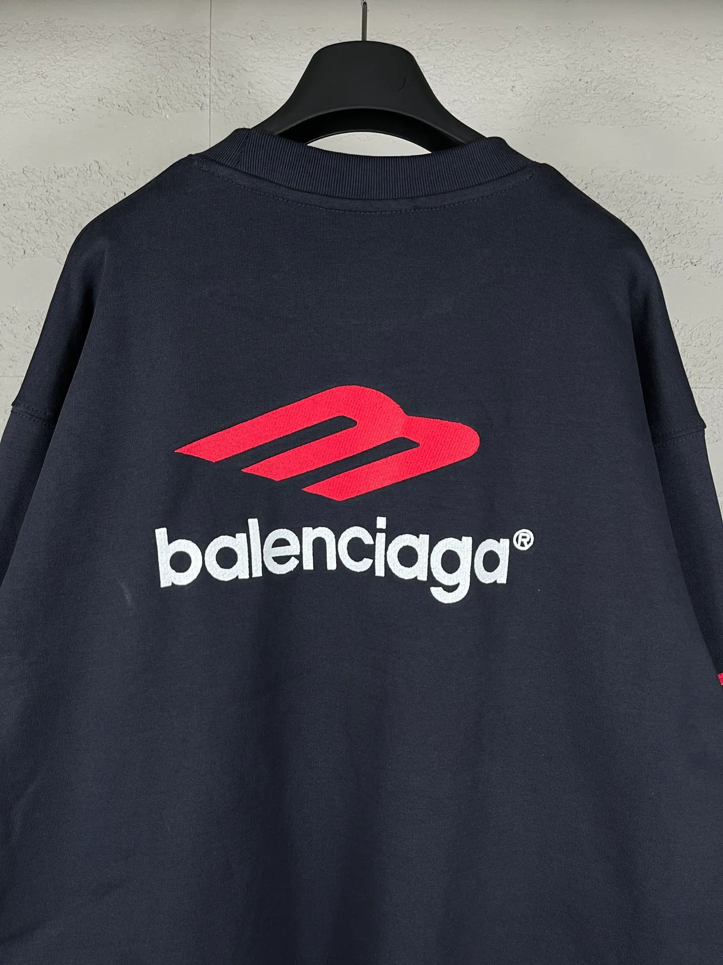 🅿️270 real photos [Top version. Official website quality] BALENCI*GA/Paris BALENCI*GA#2024 latest model, large letter LOGO icon embroidered round neck sweatshirt. Brick cabinet synchronization. Develop and develop genuine products at the first time. Embroidery. All colors are on the same board. Welcome to compare! The fabric is made of Paris ZP custom-woven and dyed cotton double-yarn large parka. The weight is 450 grams. The cloth surface is clean. The cloth pattern is clear. It is soft and comfortable. It has good color fastness and is not easy to change color. The threads are woven and dyed with no color difference. The embroidery is done using an imported Tajima embroidery machine, with a three-dimensional effect and clear lines. There are no burrs and miscellaneous threads, and the embroidery is of ultra-high craftsmanship. The version adopts OS loose shoulder design. Same style for men and women. Code: BL235571 Color: dark blue gray, white Size: XS S M L