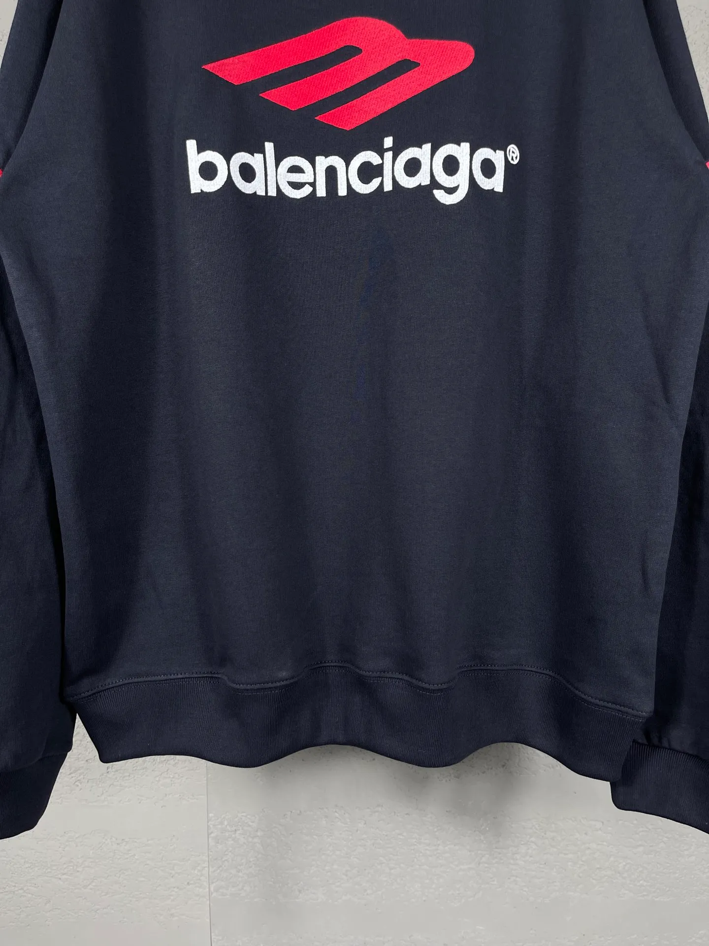 🅿️270 real photos [Top version. Official website quality] BALENCI*GA/Paris BALENCI*GA#2024 latest model, large letter LOGO icon embroidered round neck sweatshirt. Brick cabinet synchronization. Develop and develop genuine products at the first time. Embroidery. All colors are on the same board. Welcome to compare! The fabric is made of Paris ZP custom-woven and dyed cotton double-yarn large parka. The weight is 450 grams. The cloth surface is clean. The cloth pattern is clear. It is soft and comfortable. It has good color fastness and is not easy to change color. The threads are woven and dyed with no color difference. The embroidery is done using an imported Tajima embroidery machine, with a three-dimensional effect and clear lines. There are no burrs and miscellaneous threads, and the embroidery is of ultra-high craftsmanship. The version adopts OS loose shoulder design. Same style for men and women. Code: BL235571 Color: dark blue gray, white Size: XS S M L