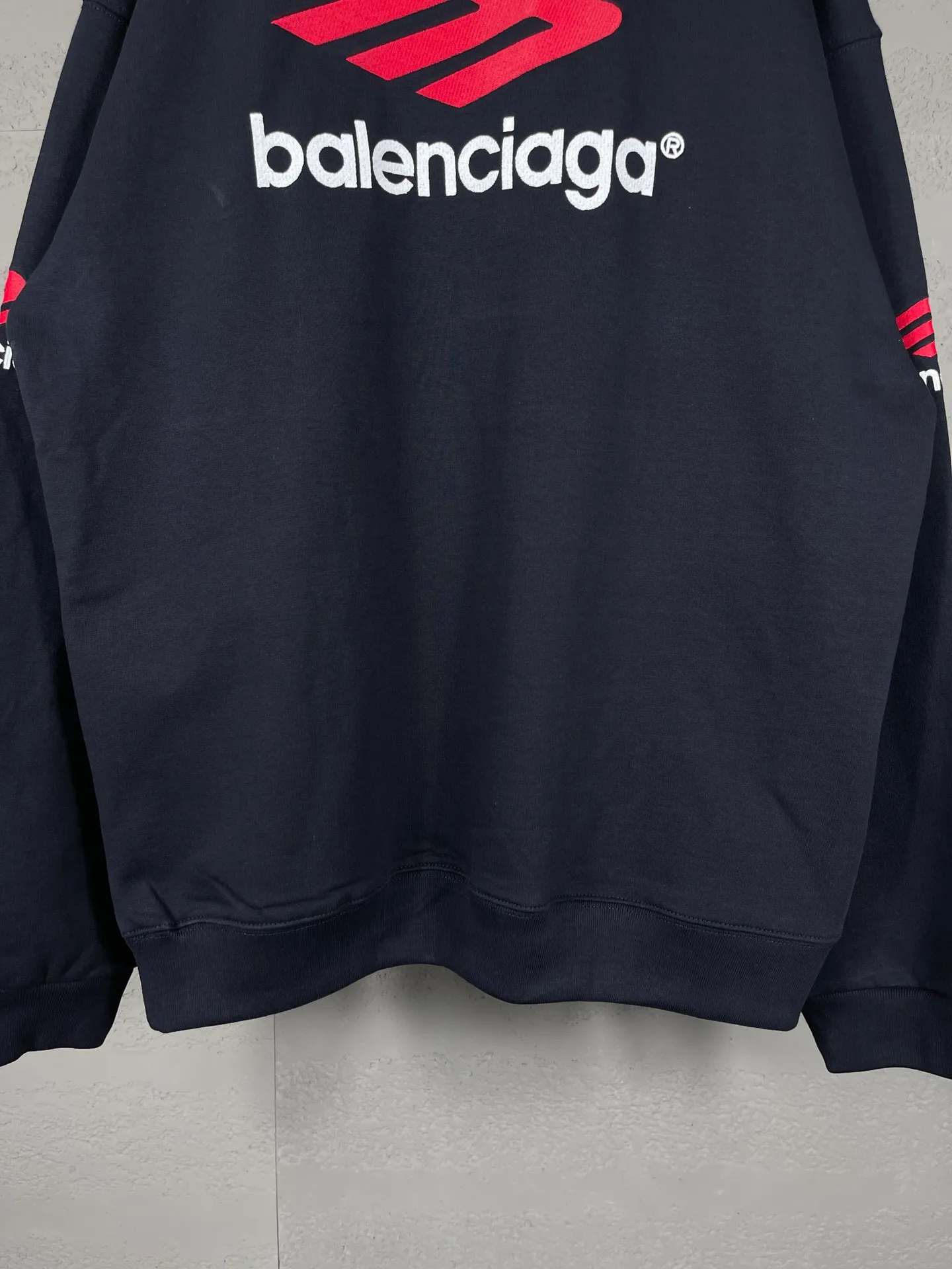 🅿️270 real photos [Top version. Official website quality] BALENCI*GA/Paris BALENCI*GA#2024 latest model, large letter LOGO icon embroidered round neck sweatshirt. Brick cabinet synchronization. Develop and develop genuine products at the first time. Embroidery. All colors are on the same board. Welcome to compare! The fabric is made of Paris ZP custom-woven and dyed cotton double-yarn large parka. The weight is 450 grams. The cloth surface is clean. The cloth pattern is clear. It is soft and comfortable. It has good color fastness and is not easy to change color. The threads are woven and dyed with no color difference. The embroidery is done using an imported Tajima embroidery machine, with a three-dimensional effect and clear lines. There are no burrs and miscellaneous threads, and the embroidery is of ultra-high craftsmanship. The version adopts OS loose shoulder design. Same style for men and women. Code: BL235571 Color: dark blue gray, white Size: XS S M L