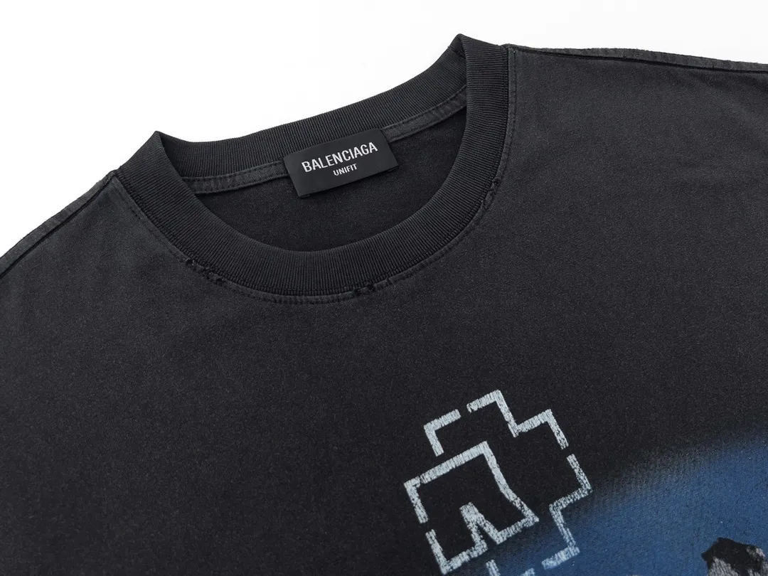 🅿️180 Detailed picture [Top version. Official website quality] BALENCI*GA/Paris Rammstein band joint short-sleeved T-shirt. The fabric is made of Paris ZP custom-woven and dyed cotton double yarn. The net weight is 260 grams. The cloth surface is clean. The cloth pattern is clear, soft and comfortable. The threads are dyed with no color difference. The pattern adopts Kornit digital direct printing machine, the letter strips are drawn with crack technology, the direct printing color is aligned with the original color, the LOGO is embroidered on the back of the clothes and legs, the ready-made clothes are washed and worn, the brick cabinets are restored, and the Jubie market is produced according to the pictures. You are welcome to compare the version and adopt the OS loose shoulder version. Same style for men and women Code: BL223073 Color: Washed black Size: XS to L