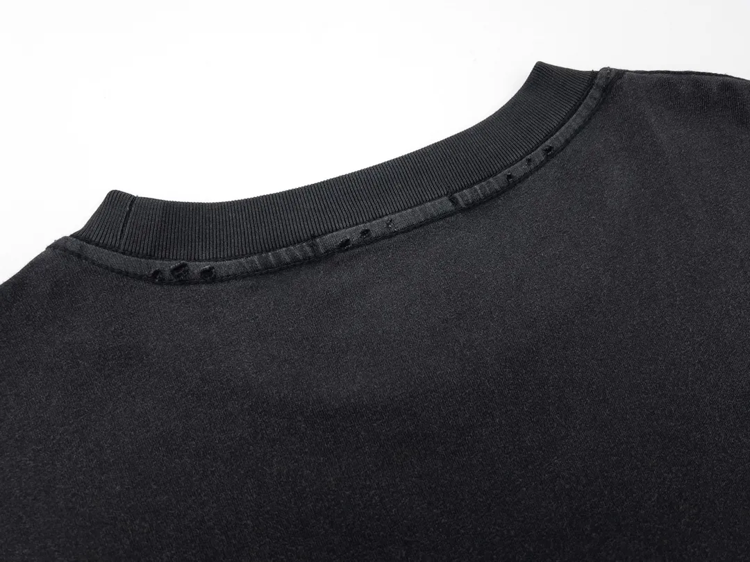 🅿️180 Detailed picture [Top version. Official website quality] BALENCI*GA/Paris Rammstein band joint short-sleeved T-shirt. The fabric is made of Paris ZP custom-woven and dyed cotton double yarn. The net weight is 260 grams. The cloth surface is clean. The cloth pattern is clear, soft and comfortable. The threads are dyed with no color difference. The pattern adopts Kornit digital direct printing machine, the letter strips are drawn with crack technology, the direct printing color is aligned with the original color, the LOGO is embroidered on the back of the clothes and legs, the ready-made clothes are washed and worn, the brick cabinets are restored, and the Jubie market is produced according to the pictures. You are welcome to compare the version and adopt the OS loose shoulder version. Same style for men and women Code: BL223073 Color: Washed black Size: XS to L