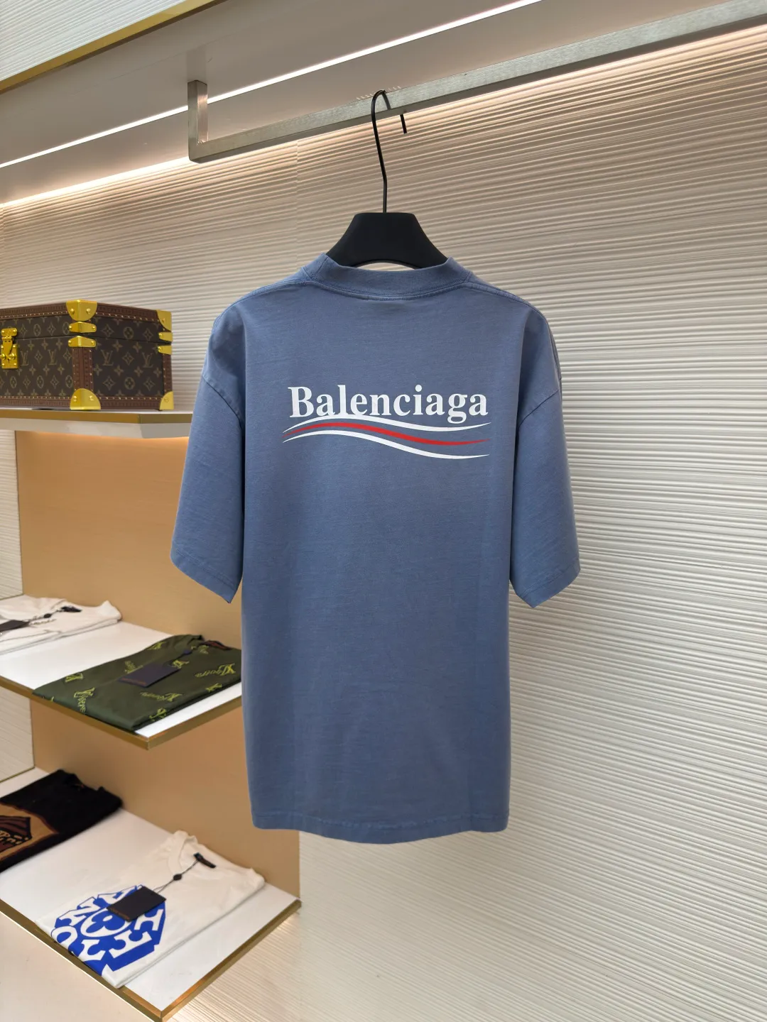 Balenciaga washed Coke wave letter printed short sleeves ●Authentic product: 5200 purchase and development ●Item number: 1680537-A35 ●Fabric: pure cotton fabric ●Technology: slurry printing ●Version: loose version ●Weight: about 270 grams ●Size: 1-2-3-4 ●Description: Made of 100% custom-woven and custom-dyed pure cotton fabric Weight before washing 240 After washing 260 Due to the special customization of the fabric It is an ordinary off-the-shelf fabric in the market that cannot produce the original effect even after being washed eight hundred times. The front and rear printed letter logos are printed using a special glue printing process. Its characteristic is that it uses glue with high performance to create a sense of layering in the printed pattern. It is exclusively launched on the entire network. The overall routing is straight and delicate. The fabric is comfortable and soft. The color is consistent and there is no color difference. The overall routing is straight and delicate. Same style for men and women!