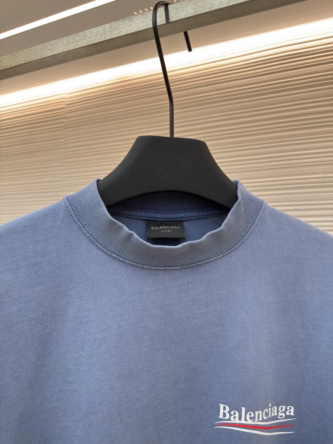 Balenciaga washed Coke wave letter printed short sleeves ●Authentic product: 5200 purchase and development ●Item number: 1680537-A35 ●Fabric: pure cotton fabric ●Technology: slurry printing ●Version: loose version ●Weight: about 270 grams ●Size: 1-2-3-4 ●Description: Made of 100% custom-woven and custom-dyed pure cotton fabric Weight before washing 240 After washing 260 Due to the special customization of the fabric It is an ordinary off-the-shelf fabric in the market that cannot produce the original effect even after being washed eight hundred times. The front and rear printed letter logos are printed using a special glue printing process. Its characteristic is that it uses glue with high performance to create a sense of layering in the printed pattern. It is exclusively launched on the entire network. The overall routing is straight and delicate. The fabric is comfortable and soft. The color is consistent and there is no color difference. The overall routing is straight and delicate. Same style for men and women!