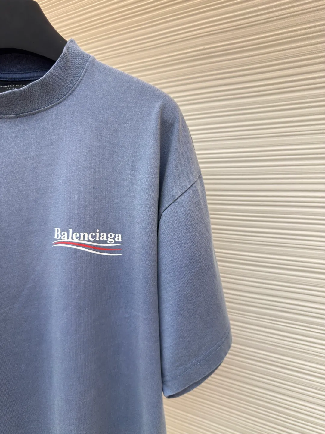 Balenciaga washed Coke wave letter printed short sleeves ●Authentic product: 5200 purchase and development ●Item number: 1680537-A35 ●Fabric: pure cotton fabric ●Technology: slurry printing ●Version: loose version ●Weight: about 270 grams ●Size: 1-2-3-4 ●Description: Made of 100% custom-woven and custom-dyed pure cotton fabric Weight before washing 240 After washing 260 Due to the special customization of the fabric It is an ordinary off-the-shelf fabric in the market that cannot produce the original effect even after being washed eight hundred times. The front and rear printed letter logos are printed using a special glue printing process. Its characteristic is that it uses glue with high performance to create a sense of layering in the printed pattern. It is exclusively launched on the entire network. The overall routing is straight and delicate. The fabric is comfortable and soft. The color is consistent and there is no color difference. The overall routing is straight and delicate. Same style for men and women!
