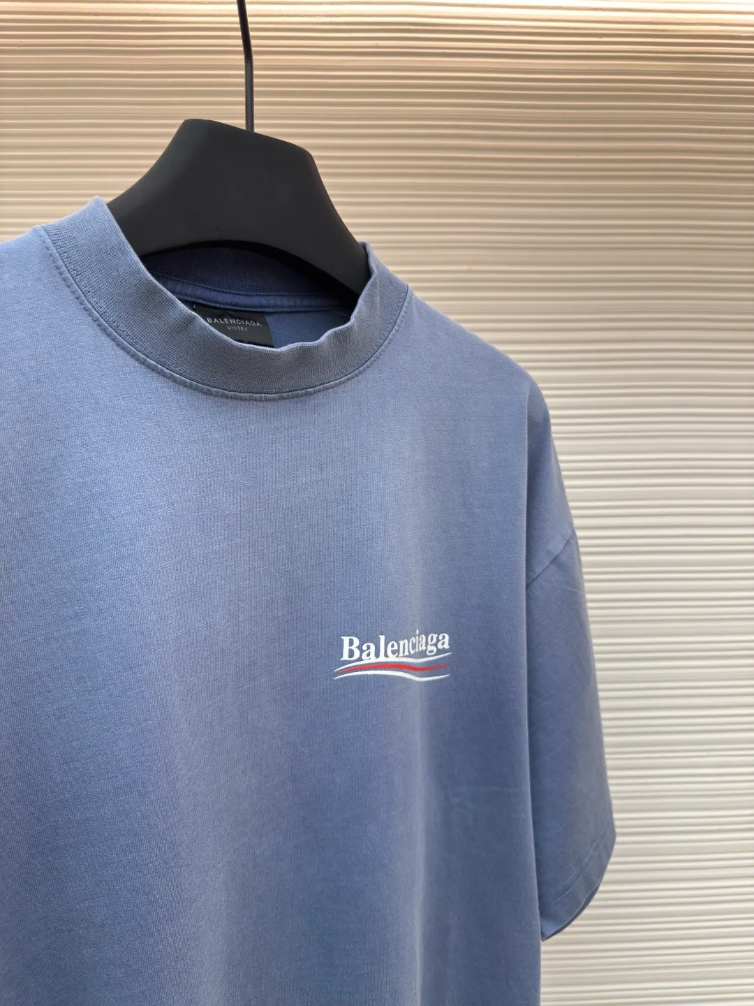 Balenciaga washed Coke wave letter printed short sleeves ●Authentic product: 5200 purchase and development ●Item number: 1680537-A35 ●Fabric: pure cotton fabric ●Technology: slurry printing ●Version: loose version ●Weight: about 270 grams ●Size: 1-2-3-4 ●Description: Made of 100% custom-woven and custom-dyed pure cotton fabric Weight before washing 240 After washing 260 Due to the special customization of the fabric It is an ordinary off-the-shelf fabric in the market that cannot produce the original effect even after being washed eight hundred times. The front and rear printed letter logos are printed using a special glue printing process. Its characteristic is that it uses glue with high performance to create a sense of layering in the printed pattern. It is exclusively launched on the entire network. The overall routing is straight and delicate. The fabric is comfortable and soft. The color is consistent and there is no color difference. The overall routing is straight and delicate. Same style for men and women!