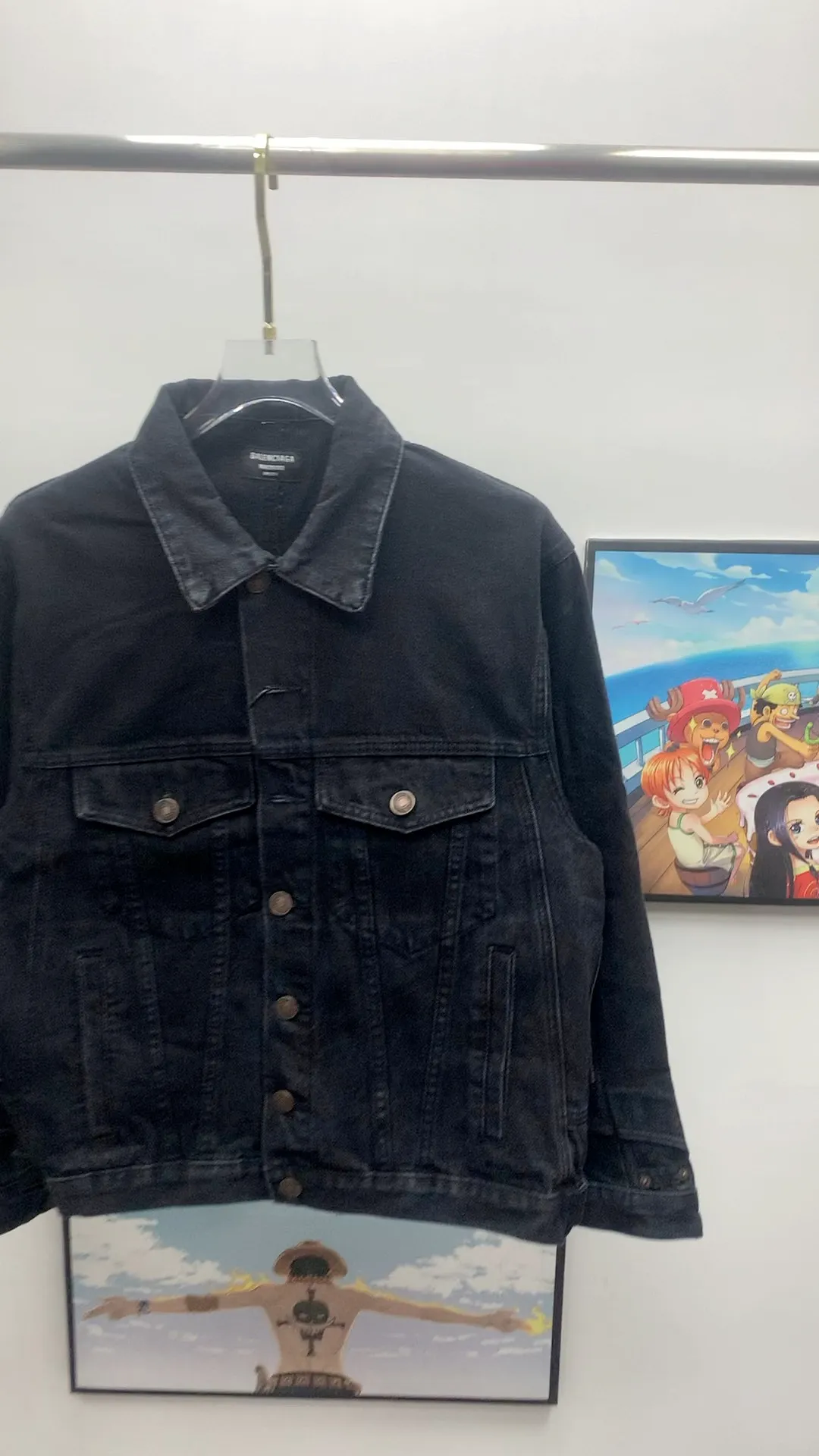 Frontal real-shot video————The top tested version of Balenciaga 23FW deconstructed trouser-type denim jacket for men and women 🔥96FW latest catwalk style fashion week heavy new deconstructed and restructured denim jacket, exclusive custom-made denim 460g high-end custom fabric, the process is cumbersome and extremely complex, and the overall trouser-type jacket reorganization presents an excellent effect! It is full of personality, feels breathable and thick after absorbing water, and the carving details are all produced by hand-polished craftsmanship. It is luxuriously presented. All 6 SS23 Paris buttons are original counter versions. The door pockets are fully embedded with exclusive details. The door pockets are fully embedded with clip technology. They are stiff and cannot be deformed. The whole garment is made of custom-woven heavyweight denim fabrics. The independent hardware is molded and the garments are washed with heavy washing. The effect is comparable to the original version. Multiple processes create a full sense of high-end and show individual luxury taste. It is definitely a classic and versatile product! ! Size: XS S M L P:420