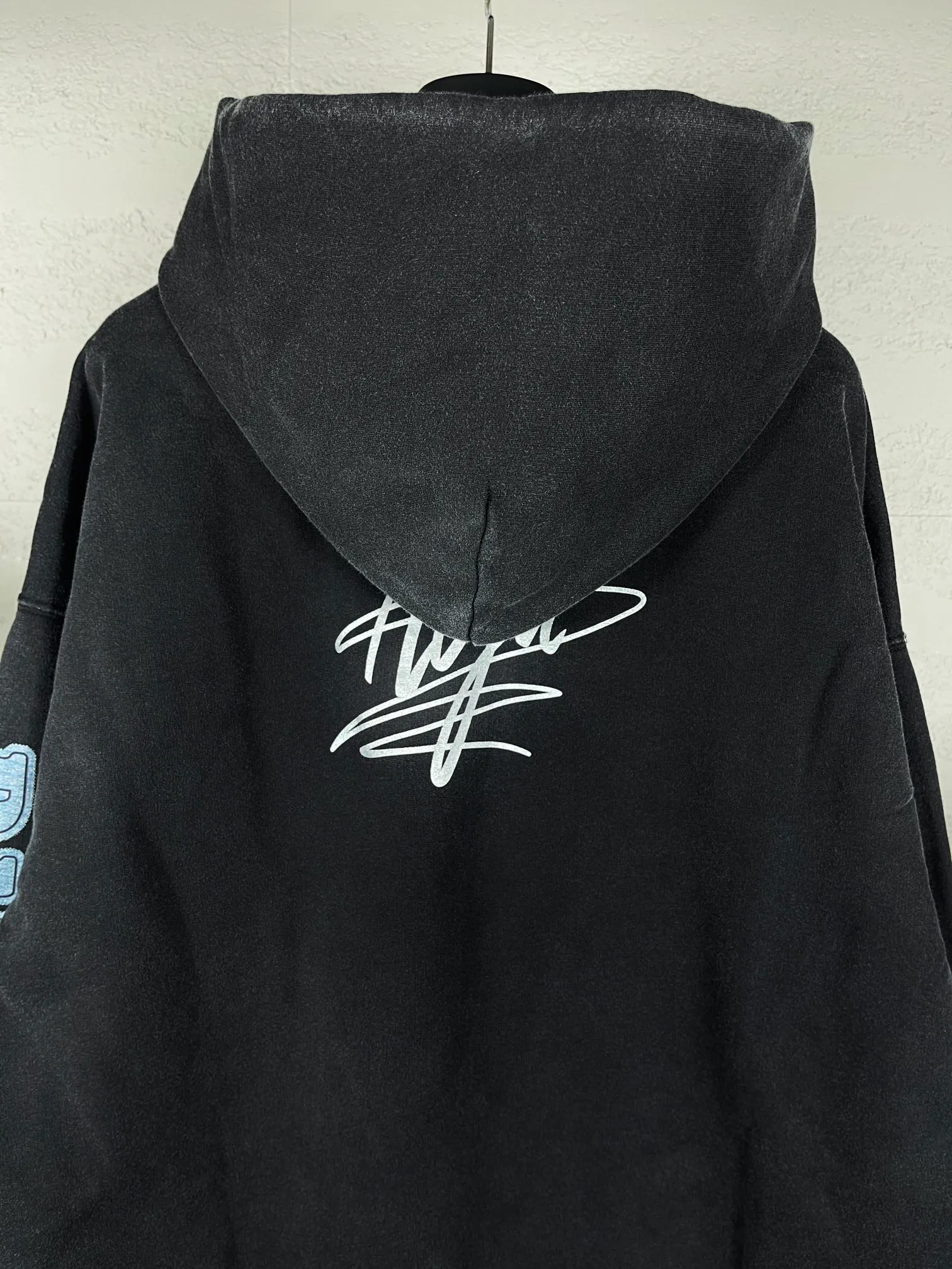 🅿️330 real photos [Top version. Official website quality] BALENCI*GA/Paris 22SS #BALENCI*GA# New Paris co-branded aya singer band heavy craftsmanship washed and distressed hooded sweatshirt. The autumn and winter brick cabinets are synchronized. The fabric is made of Paris ZP custom-woven and dyed cotton double-yarn large parka. The net weight is 450 grams. The cloth surface is clean. The cloth pattern is clear, soft and comfortable. The threads are woven and dyed with no color difference. The portrait pattern is printed directly with Kornit printing machine, with clear color, strong gloss and three-dimensional effect. The finished product is washed, distressed and hand-painted. Extra heavy craftsmanship distressed and retro. Restore brick cabinet. The version adopts OS loose shoulder version. Same style for men and women. Code: BL238082 Color: washed black Size: XS S M L