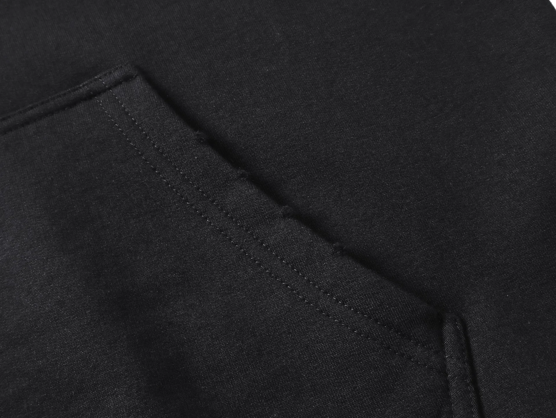 🅿️370 real photos [Top version. Official website quality] BALENCI*G*/25 new autumn and winter style. Washed and distressed hooded zipper cardigan sweatshirt with Paris LOGO embroidered on the front and back. Garments are washed and aged. SS25 latest model. Research and development at the first time, different market currencies. Comparisons welcome. The fabric is made of Paris ZP custom-woven and dyed cotton sweatshirt. Weighing 460 grams, the cloth surface is clean. The cloth pattern is clear, soft and comfortable. The threads are dyed with no color difference. The embroidery is done with embroidery machines imported from Tajima, and the garments are washed and worn to make them look old. Jubie market currency. Welcome to compare. The version adopts OS loose shoulder design. Same style for men and women. Code: BL259936 Color: black, off-white Size: XS S M L