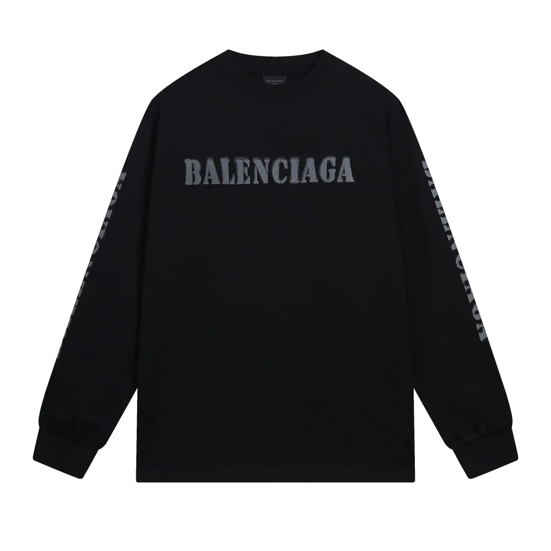 🅿️216 Real photos [Top version. Official website quality] BALENCI*GA/Paris. 2024 new style blurred letter LOGO printed ready-to-wear worn long-sleeved T-shirt. Brick cabinets are synchronized. Genuine products are developed at the first time, and you can print and compare! The fabric is made of Paris ZP custom-woven and dyed cotton double yarn. Weighing 260 grams, the cloth surface is clean. The cloth pattern is clear, soft and comfortable. The threads are dyed with no color difference. The classic LOGO is printed with environmentally friendly imported materials and dot direct printing technology, with a three-dimensional effect. Restored brick cabinet. Ready-made clothes are worn and worn, different market currency, welcome to compare, the version adopts OS loose shoulder version. Same style for men and women Coding: BL225038 Color: Black Size: XS S M L