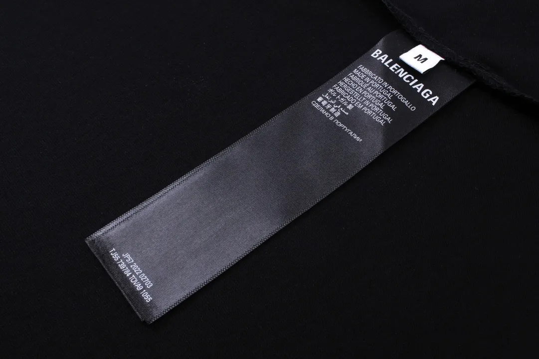 🅿️216 Real photos [Top version. Official website quality] BALENCI*GA/Paris. 2024 new style blurred letter LOGO printed ready-to-wear worn long-sleeved T-shirt. Brick cabinets are synchronized. Genuine products are developed at the first time, and you can print and compare! The fabric is made of Paris ZP custom-woven and dyed cotton double yarn. Weighing 260 grams, the cloth surface is clean. The cloth pattern is clear, soft and comfortable. The threads are dyed with no color difference. The classic LOGO is printed with environmentally friendly imported materials and dot direct printing technology, with a three-dimensional effect. Restored brick cabinet. Ready-made clothes are worn and worn, different market currency, welcome to compare, the version adopts OS loose shoulder version. Same style for men and women Coding: BL225038 Color: Black Size: XS S M L