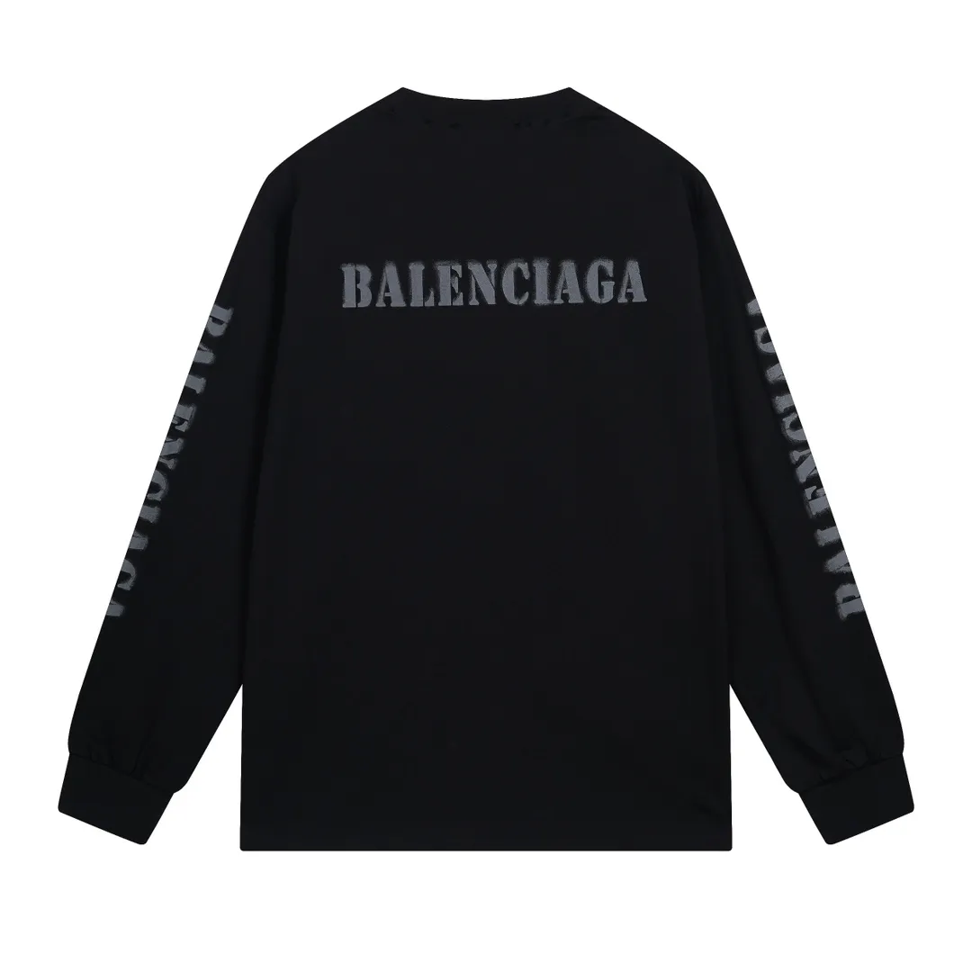 🅿️216 Real photos [Top version. Official website quality] BALENCI*GA/Paris. 2024 new style blurred letter LOGO printed ready-to-wear worn long-sleeved T-shirt. Brick cabinets are synchronized. Genuine products are developed at the first time, and you can print and compare! The fabric is made of Paris ZP custom-woven and dyed cotton double yarn. Weighing 260 grams, the cloth surface is clean. The cloth pattern is clear, soft and comfortable. The threads are dyed with no color difference. The classic LOGO is printed with environmentally friendly imported materials and dot direct printing technology, with a three-dimensional effect. Restored brick cabinet. Ready-made clothes are worn and worn, different market currency, welcome to compare, the version adopts OS loose shoulder version. Same style for men and women Coding: BL225038 Color: Black Size: XS S M L