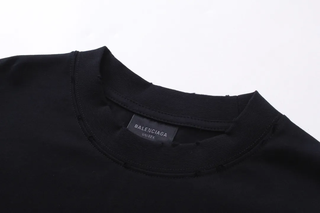 🅿️216 Real photos [Top version. Official website quality] BALENCI*GA/Paris. 2024 new style blurred letter LOGO printed ready-to-wear worn long-sleeved T-shirt. Brick cabinets are synchronized. Genuine products are developed at the first time, and you can print and compare! The fabric is made of Paris ZP custom-woven and dyed cotton double yarn. Weighing 260 grams, the cloth surface is clean. The cloth pattern is clear, soft and comfortable. The threads are dyed with no color difference. The classic LOGO is printed with environmentally friendly imported materials and dot direct printing technology, with a three-dimensional effect. Restored brick cabinet. Ready-made clothes are worn and worn, different market currency, welcome to compare, the version adopts OS loose shoulder version. Same style for men and women Coding: BL225038 Color: Black Size: XS S M L