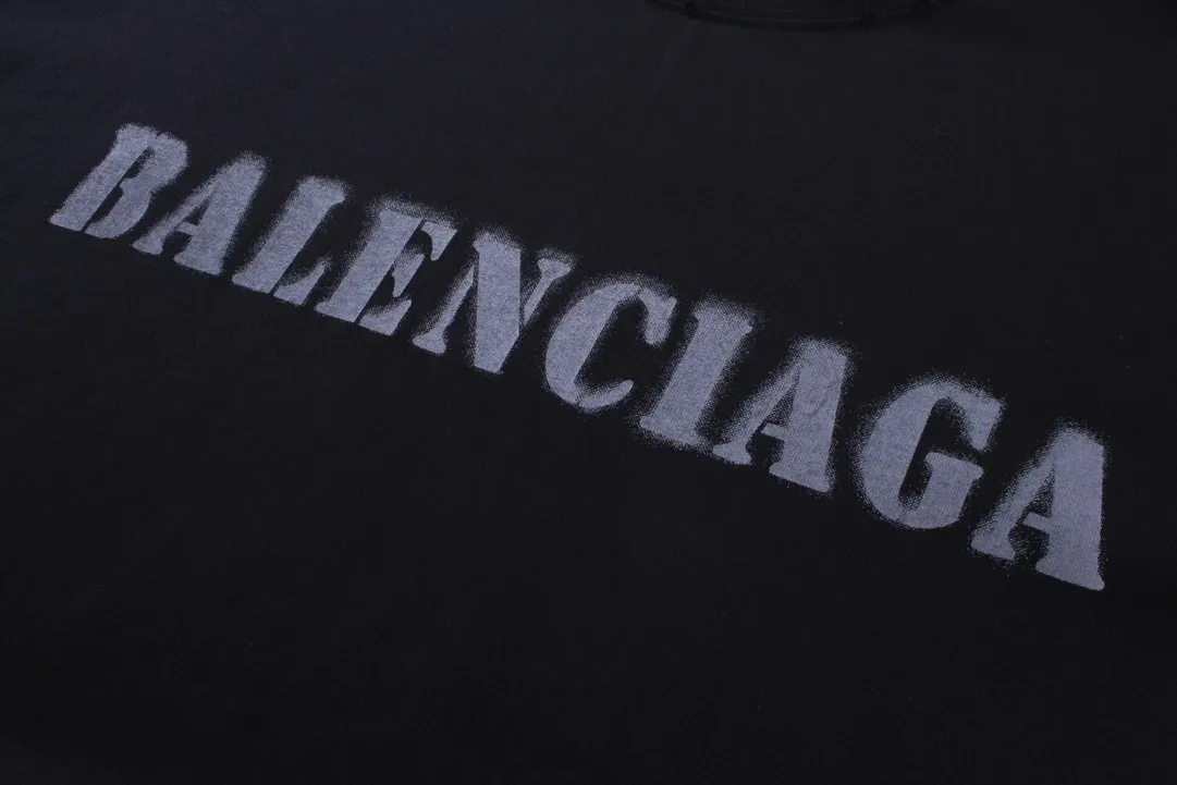 🅿️216 Real photos [Top version. Official website quality] BALENCI*GA/Paris. 2024 new style blurred letter LOGO printed ready-to-wear worn long-sleeved T-shirt. Brick cabinets are synchronized. Genuine products are developed at the first time, and you can print and compare! The fabric is made of Paris ZP custom-woven and dyed cotton double yarn. Weighing 260 grams, the cloth surface is clean. The cloth pattern is clear, soft and comfortable. The threads are dyed with no color difference. The classic LOGO is printed with environmentally friendly imported materials and dot direct printing technology, with a three-dimensional effect. Restored brick cabinet. Ready-made clothes are worn and worn, different market currency, welcome to compare, the version adopts OS loose shoulder version. Same style for men and women Coding: BL225038 Color: Black Size: XS S M L