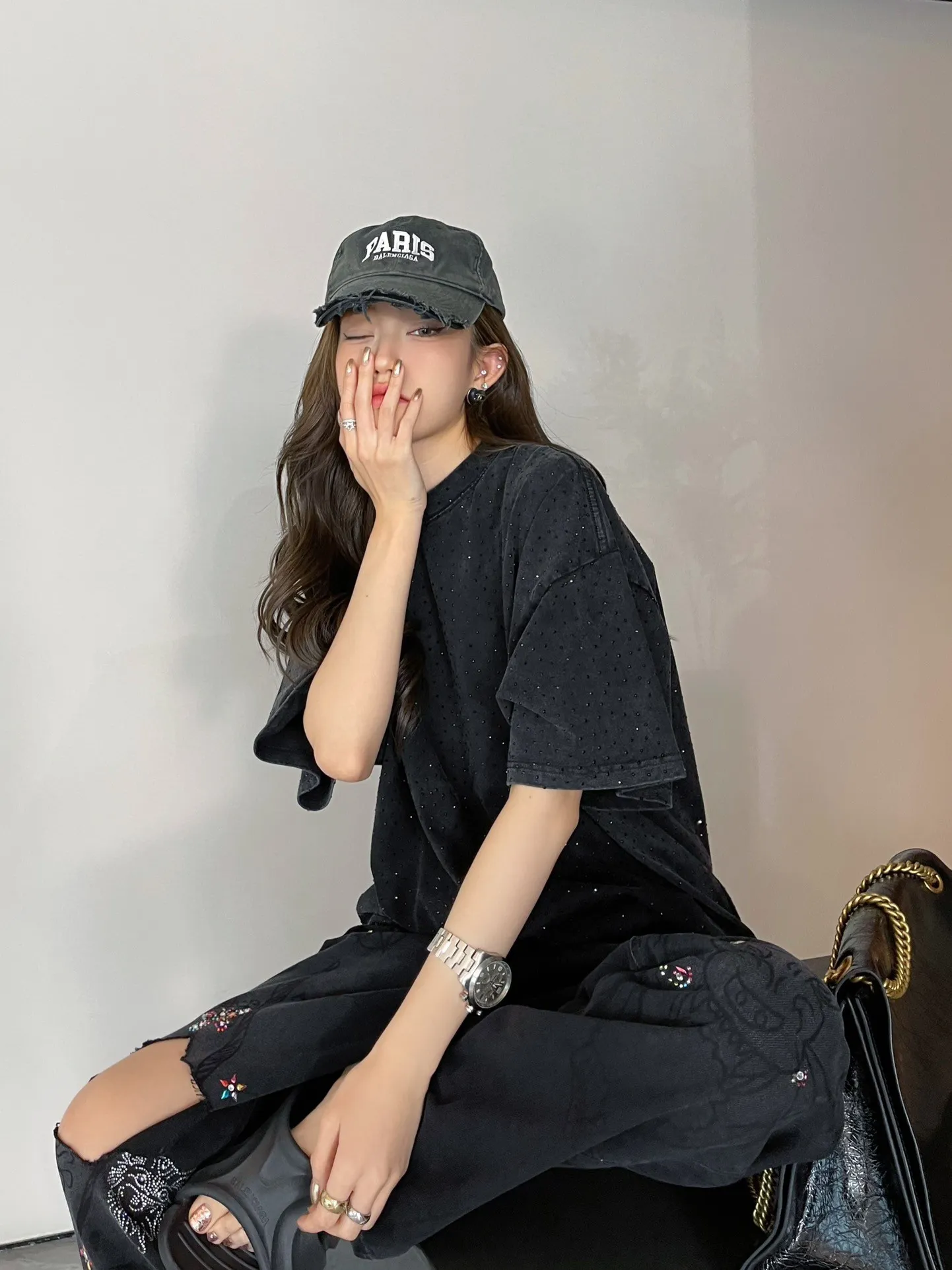 🎀Hot model pictures🎀Top tested version BALENCIAGA 23SS Balenciaga T-shirt with rhinestones and rhinestones. Male and female couples star same style pure cotton short-sleeved T-shirt. The whole piece is rhinestones, oversize large version, the collision of bling bling rhinestones, it is simply the most beautiful, it really shines. The rhinestones on the back are pressed with ultra-fine high temperature and are not easy to fall off. They are very delicate and show the feel of Swarovski rhinestones. The full sense of high-end is very motorcycle. The rhinestones sparkle brilliantly no matter in the sun. The casual and loose version is lazy and casual. It is invincibly slimming. It is the same style for men and women. It is very trendy casually. Note: Try not to use high temperature and washing machine. 🈲 Size: XS——L Color: Black P:260