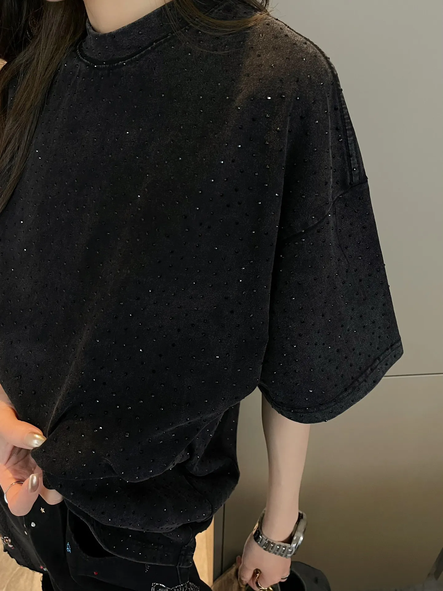 🎀Hot model pictures🎀Top tested version BALENCIAGA 23SS Balenciaga T-shirt with rhinestones and rhinestones. Male and female couples star same style pure cotton short-sleeved T-shirt. The whole piece is rhinestones, oversize large version, the collision of bling bling rhinestones, it is simply the most beautiful, it really shines. The rhinestones on the back are pressed with ultra-fine high temperature and are not easy to fall off. They are very delicate and show the feel of Swarovski rhinestones. The full sense of high-end is very motorcycle. The rhinestones sparkle brilliantly no matter in the sun. The casual and loose version is lazy and casual. It is invincibly slimming. It is the same style for men and women. It is very trendy casually. Note: Try not to use high temperature and washing machine. 🈲 Size: XS——L Color: Black P:260