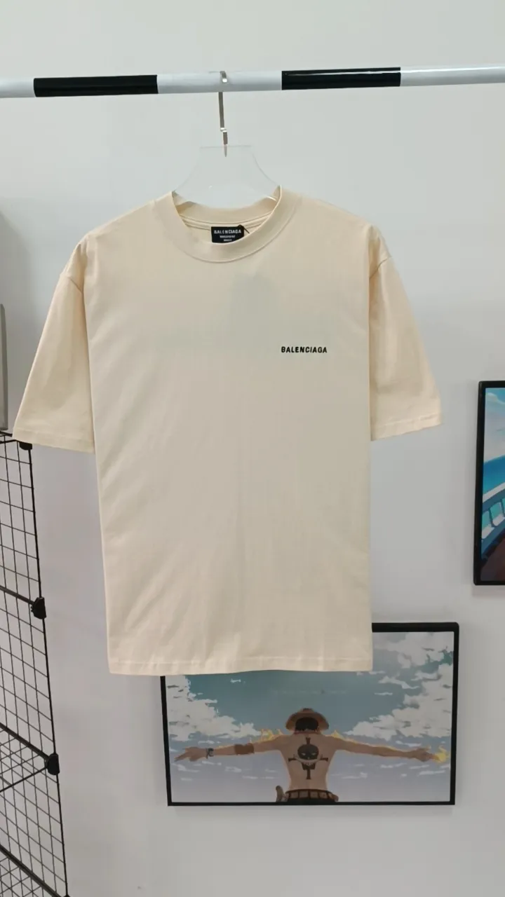 Frontal real-shot video————The top tested version of BALENCIAGA with large LOGO basic letters on the back, pure cotton loose fit for male and female couples, the same fashion brand high-end short-sleeved T-shirt. The god of simplicity in Paris, a volume sought after by many stars. Lisa’s favorite basic short-sleeved Paris style, which has a very high appearance rate. Wear alone, paired with jeans, shorts, and sweatpants, it's a versatile style. Xiaohongshu, a hot item on INS, a must-have for Paris fans. The logo slogan on the back is made of Tajima embroidery technology. Please pay attention to the importance of the version. Don't make a pattern based on the pictures. If you don't have the original version, you won't be able to make it look one to one like the original version. At most, you can just make a look. It's just a piece of clothing without a soul. The fabric is made of 24S 260g double yarn pure cotton fabric. The threads and fabric are custom woven and dyed in the same style, without color difference.  A complete set of customized tags, collar tags, washed, plastic bags, and most importantly, a complete set of bags, tag codes, and codes are all authentic.  Color: White Black Royal Blue Apricot Floral Gray Pink Beige Chinese Red Deep Sea Blue Purple Size: XS-L P:250