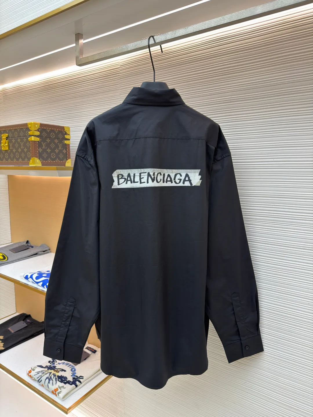 Balenciaga letter print shirt ●Original version: purchased and developed for 10500 ●Item number: 1682265-A75 ●Fabric: mercerized dense poplin fabric ●Technology: water-based touch printing production ●Color: black ●Version: loose version ●Weight: about 325 grams ●Size: 46-48-50-52 ●Description: Customized mercerized dense poplin, full of luster, comfortable and close to the skin, matched with classic black and white tones, intertwined Complementing each other, the chest and back are printed with masking tape Shibaki's works. The irregular lines and unique patterns are like fragments of inspiration from the artist's random drinking. It is also a concrete expression of the brand's soul, encountering artistic poetry in every inch. Water-based tactile printing is made by mixing pigments with various additives such as water-based resins to make a glue with a certain viscosity and rheology. The glue is printed on the surface of the clothing fabric using a screen printing plate. After being baked at high temperature, the water in the glue evaporates, and the resin forms a continuous film on the surface of the fabric, thereby achieving a pattern that is smooth, neat, and tidy using the side-turning buried clamping stitching process. The overall wiring is straight and delicate, the fabric is comfortable and soft, and the color is consistent without color difference. It can be matched with the same style to create a fashionable look, and can be used in various occasions. Customized accessories, complete with three standards, the same style for men and women.