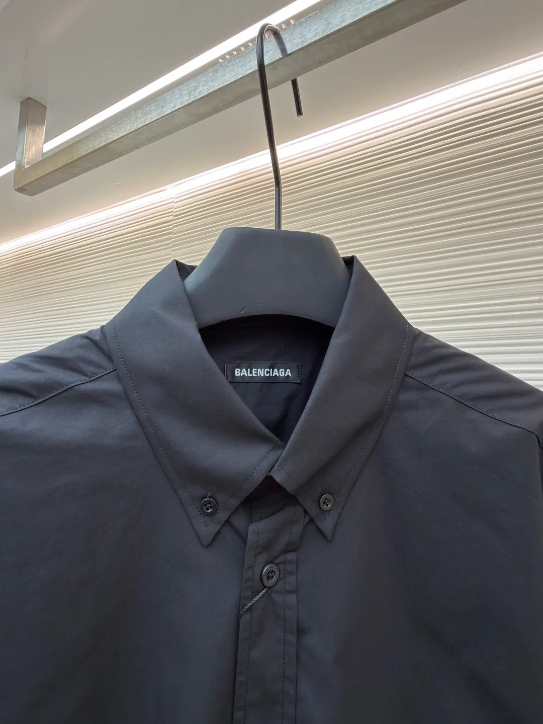 Balenciaga letter print shirt ●Original version: purchased and developed for 10500 ●Item number: 1682265-A75 ●Fabric: mercerized dense poplin fabric ●Technology: water-based touch printing production ●Color: black ●Version: loose version ●Weight: about 325 grams ●Size: 46-48-50-52 ●Description: Customized mercerized dense poplin, full of luster, comfortable and close to the skin, matched with classic black and white tones, intertwined Complementing each other, the chest and back are printed with masking tape Shibaki's works. The irregular lines and unique patterns are like fragments of inspiration from the artist's random drinking. It is also a concrete expression of the brand's soul, encountering artistic poetry in every inch. Water-based tactile printing is made by mixing pigments with various additives such as water-based resins to make a glue with a certain viscosity and rheology. The glue is printed on the surface of the clothing fabric using a screen printing plate. After being baked at high temperature, the water in the glue evaporates, and the resin forms a continuous film on the surface of the fabric, thereby achieving a pattern that is smooth, neat, and tidy using the side-turning buried clamping stitching process. The overall wiring is straight and delicate, the fabric is comfortable and soft, and the color is consistent without color difference. It can be matched with the same style to create a fashionable look, and can be used in various occasions. Customized accessories, complete with three standards, the same style for men and women.