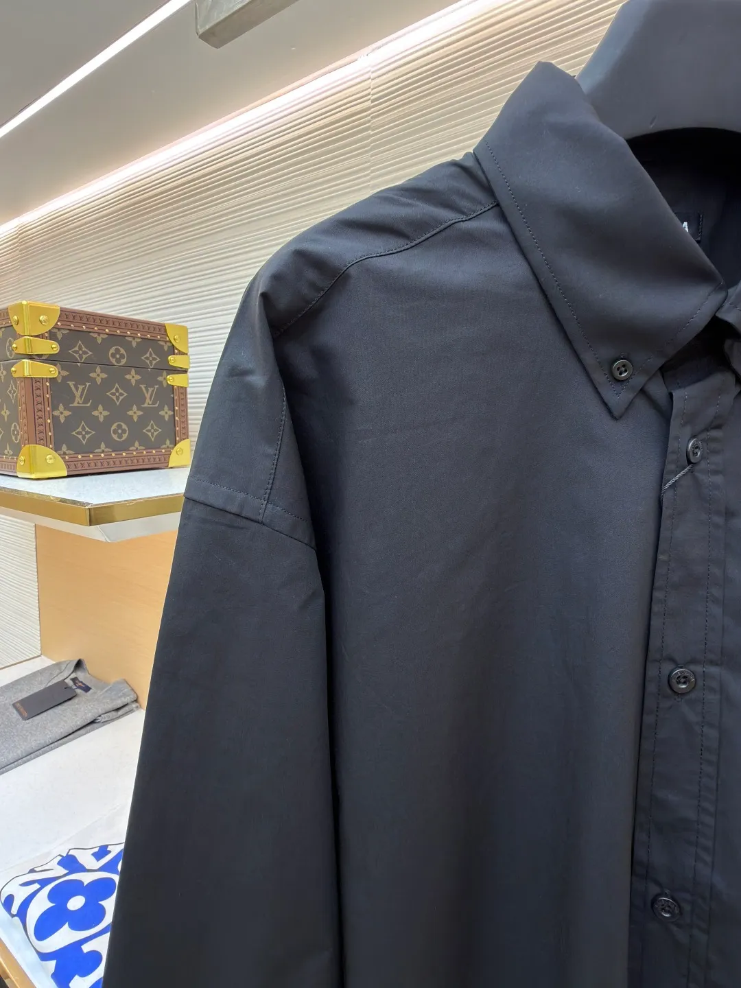 Balenciaga letter print shirt ●Original version: purchased and developed for 10500 ●Item number: 1682265-A75 ●Fabric: mercerized dense poplin fabric ●Technology: water-based touch printing production ●Color: black ●Version: loose version ●Weight: about 325 grams ●Size: 46-48-50-52 ●Description: Customized mercerized dense poplin, full of luster, comfortable and close to the skin, matched with classic black and white tones, intertwined Complementing each other, the chest and back are printed with masking tape Shibaki's works. The irregular lines and unique patterns are like fragments of inspiration from the artist's random drinking. It is also a concrete expression of the brand's soul, encountering artistic poetry in every inch. Water-based tactile printing is made by mixing pigments with various additives such as water-based resins to make a glue with a certain viscosity and rheology. The glue is printed on the surface of the clothing fabric using a screen printing plate. After being baked at high temperature, the water in the glue evaporates, and the resin forms a continuous film on the surface of the fabric, thereby achieving a pattern that is smooth, neat, and tidy using the side-turning buried clamping stitching process. The overall wiring is straight and delicate, the fabric is comfortable and soft, and the color is consistent without color difference. It can be matched with the same style to create a fashionable look, and can be used in various occasions. Customized accessories, complete with three standards, the same style for men and women.