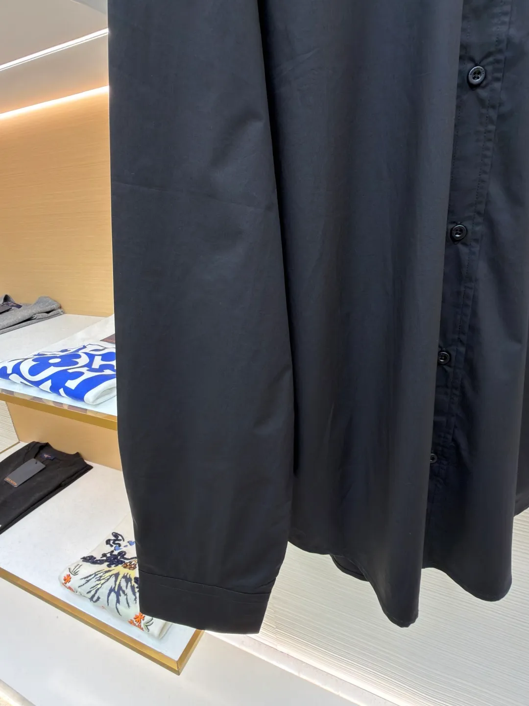 Balenciaga letter print shirt ●Original version: purchased and developed for 10500 ●Item number: 1682265-A75 ●Fabric: mercerized dense poplin fabric ●Technology: water-based touch printing production ●Color: black ●Version: loose version ●Weight: about 325 grams ●Size: 46-48-50-52 ●Description: Customized mercerized dense poplin, full of luster, comfortable and close to the skin, matched with classic black and white tones, intertwined Complementing each other, the chest and back are printed with masking tape Shibaki's works. The irregular lines and unique patterns are like fragments of inspiration from the artist's random drinking. It is also a concrete expression of the brand's soul, encountering artistic poetry in every inch. Water-based tactile printing is made by mixing pigments with various additives such as water-based resins to make a glue with a certain viscosity and rheology. The glue is printed on the surface of the clothing fabric using a screen printing plate. After being baked at high temperature, the water in the glue evaporates, and the resin forms a continuous film on the surface of the fabric, thereby achieving a pattern that is smooth, neat, and tidy using the side-turning buried clamping stitching process. The overall wiring is straight and delicate, the fabric is comfortable and soft, and the color is consistent without color difference. It can be matched with the same style to create a fashionable look, and can be used in various occasions. Customized accessories, complete with three standards, the same style for men and women.
