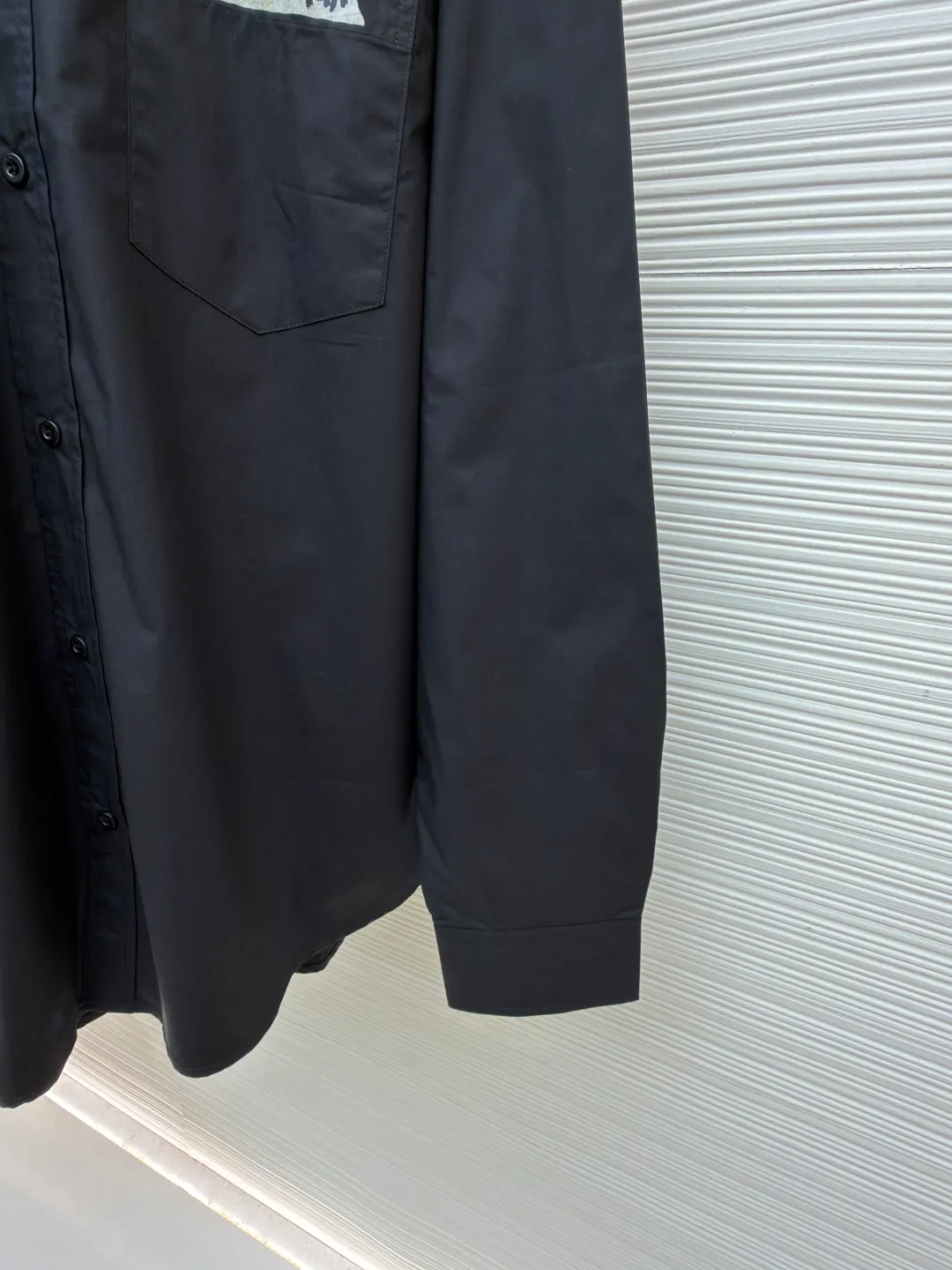 Balenciaga letter print shirt ●Original version: purchased and developed for 10500 ●Item number: 1682265-A75 ●Fabric: mercerized dense poplin fabric ●Technology: water-based touch printing production ●Color: black ●Version: loose version ●Weight: about 325 grams ●Size: 46-48-50-52 ●Description: Customized mercerized dense poplin, full of luster, comfortable and close to the skin, matched with classic black and white tones, intertwined Complementing each other, the chest and back are printed with masking tape Shibaki's works. The irregular lines and unique patterns are like fragments of inspiration from the artist's random drinking. It is also a concrete expression of the brand's soul, encountering artistic poetry in every inch. Water-based tactile printing is made by mixing pigments with various additives such as water-based resins to make a glue with a certain viscosity and rheology. The glue is printed on the surface of the clothing fabric using a screen printing plate. After being baked at high temperature, the water in the glue evaporates, and the resin forms a continuous film on the surface of the fabric, thereby achieving a pattern that is smooth, neat, and tidy using the side-turning buried clamping stitching process. The overall wiring is straight and delicate, the fabric is comfortable and soft, and the color is consistent without color difference. It can be matched with the same style to create a fashionable look, and can be used in various occasions. Customized accessories, complete with three standards, the same style for men and women.