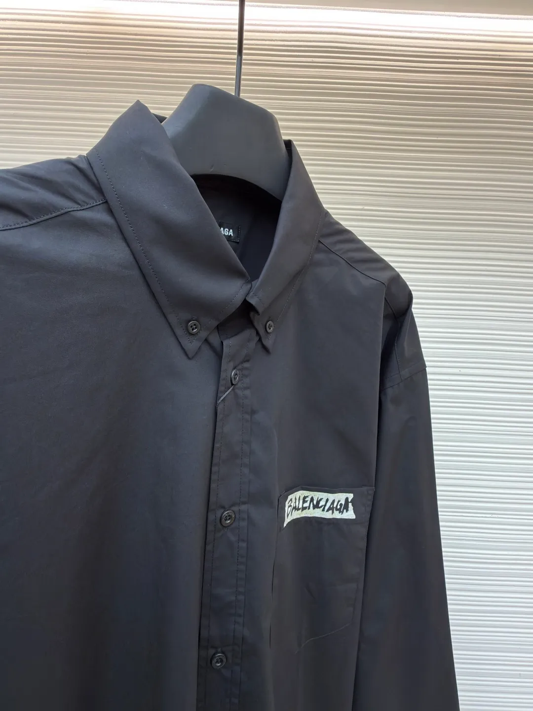 Balenciaga letter print shirt ●Original version: purchased and developed for 10500 ●Item number: 1682265-A75 ●Fabric: mercerized dense poplin fabric ●Technology: water-based touch printing production ●Color: black ●Version: loose version ●Weight: about 325 grams ●Size: 46-48-50-52 ●Description: Customized mercerized dense poplin, full of luster, comfortable and close to the skin, matched with classic black and white tones, intertwined Complementing each other, the chest and back are printed with masking tape Shibaki's works. The irregular lines and unique patterns are like fragments of inspiration from the artist's random drinking. It is also a concrete expression of the brand's soul, encountering artistic poetry in every inch. Water-based tactile printing is made by mixing pigments with various additives such as water-based resins to make a glue with a certain viscosity and rheology. The glue is printed on the surface of the clothing fabric using a screen printing plate. After being baked at high temperature, the water in the glue evaporates, and the resin forms a continuous film on the surface of the fabric, thereby achieving a pattern that is smooth, neat, and tidy using the side-turning buried clamping stitching process. The overall wiring is straight and delicate, the fabric is comfortable and soft, and the color is consistent without color difference. It can be matched with the same style to create a fashionable look, and can be used in various occasions. Customized accessories, complete with three standards, the same style for men and women.