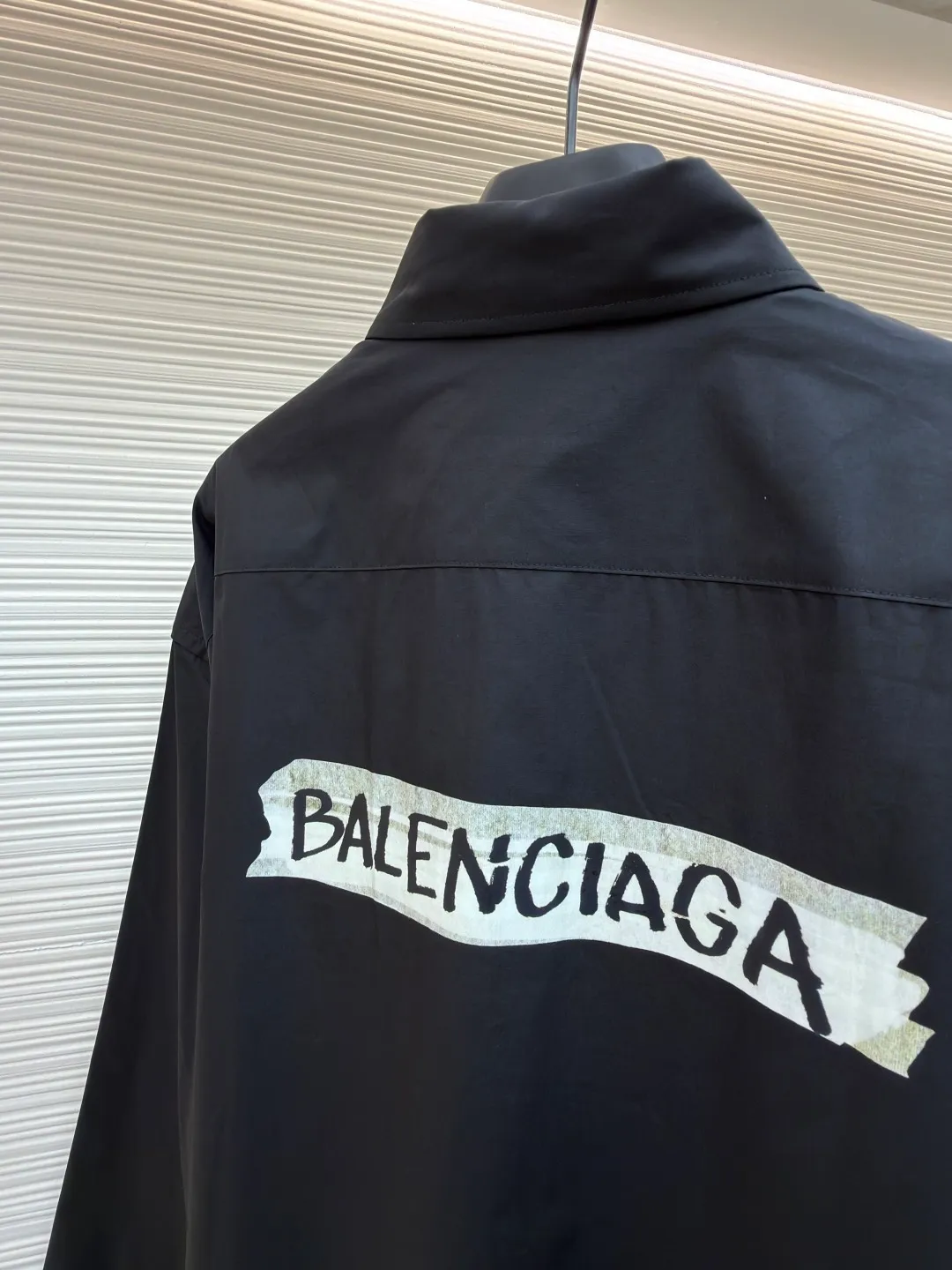 Balenciaga letter print shirt ●Original version: purchased and developed for 10500 ●Item number: 1682265-A75 ●Fabric: mercerized dense poplin fabric ●Technology: water-based touch printing production ●Color: black ●Version: loose version ●Weight: about 325 grams ●Size: 46-48-50-52 ●Description: Customized mercerized dense poplin, full of luster, comfortable and close to the skin, matched with classic black and white tones, intertwined Complementing each other, the chest and back are printed with masking tape Shibaki's works. The irregular lines and unique patterns are like fragments of inspiration from the artist's random drinking. It is also a concrete expression of the brand's soul, encountering artistic poetry in every inch. Water-based tactile printing is made by mixing pigments with various additives such as water-based resins to make a glue with a certain viscosity and rheology. The glue is printed on the surface of the clothing fabric using a screen printing plate. After being baked at high temperature, the water in the glue evaporates, and the resin forms a continuous film on the surface of the fabric, thereby achieving a pattern that is smooth, neat, and tidy using the side-turning buried clamping stitching process. The overall wiring is straight and delicate, the fabric is comfortable and soft, and the color is consistent without color difference. It can be matched with the same style to create a fashionable look, and can be used in various occasions. Customized accessories, complete with three standards, the same style for men and women.
