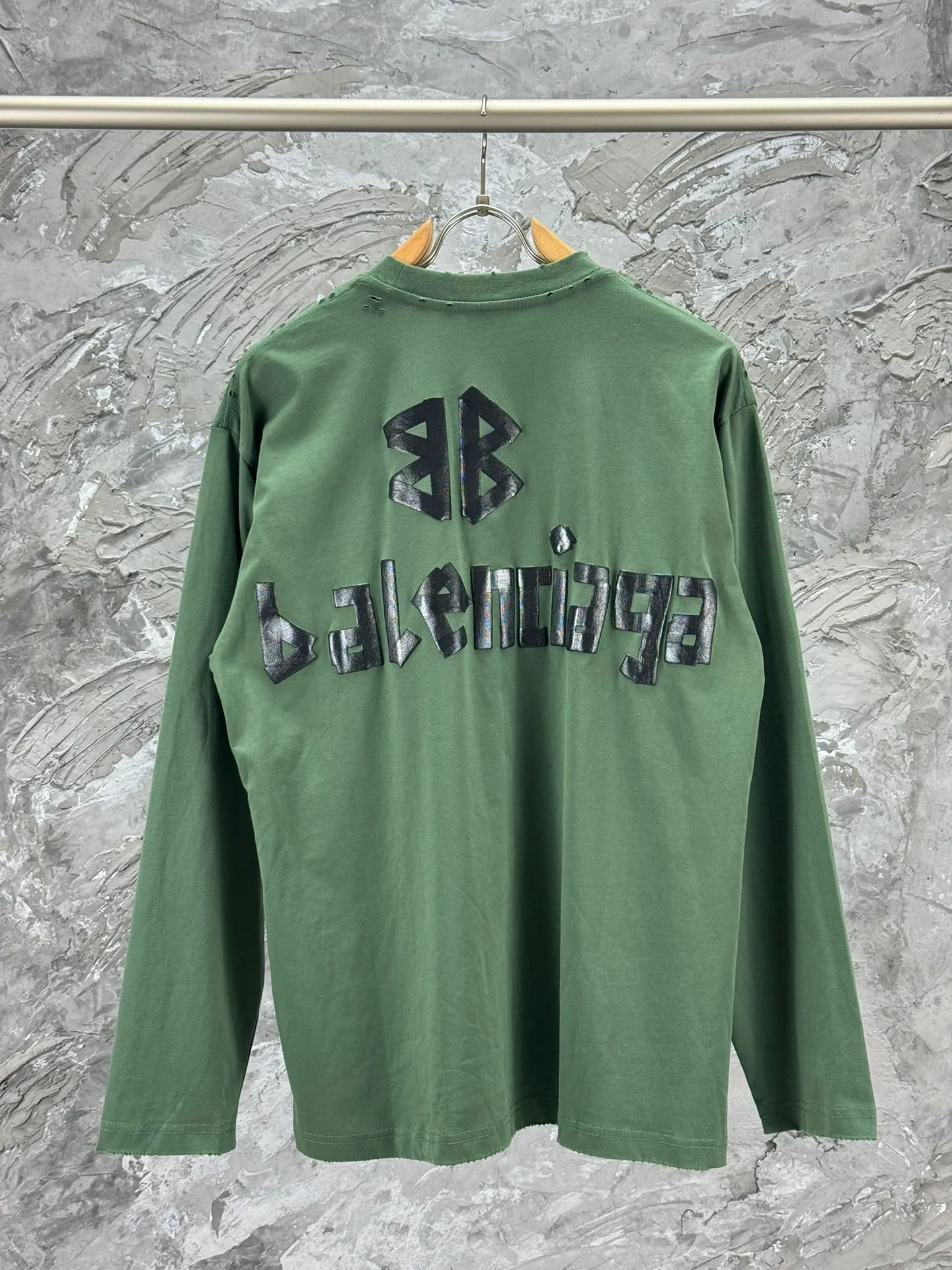 🅿️250 BALENCI*GA Paris tape series printed washed distressed long sleeves. The fabric is made of 280g Paris-specific double yarns*high weight 1:1 double yarn rib. The front and rear panels are made of imported Kornray machine direct-injection printing technology. Distressing + multi-position cutting and wear-making process. Two high-temperature shaping washes. os dropped shoulders and loose version. Same style for men and women -Color: off-white, iron gray, burgundy, green, black blue, fog blue -SIZE: XS S M L style number 8602#