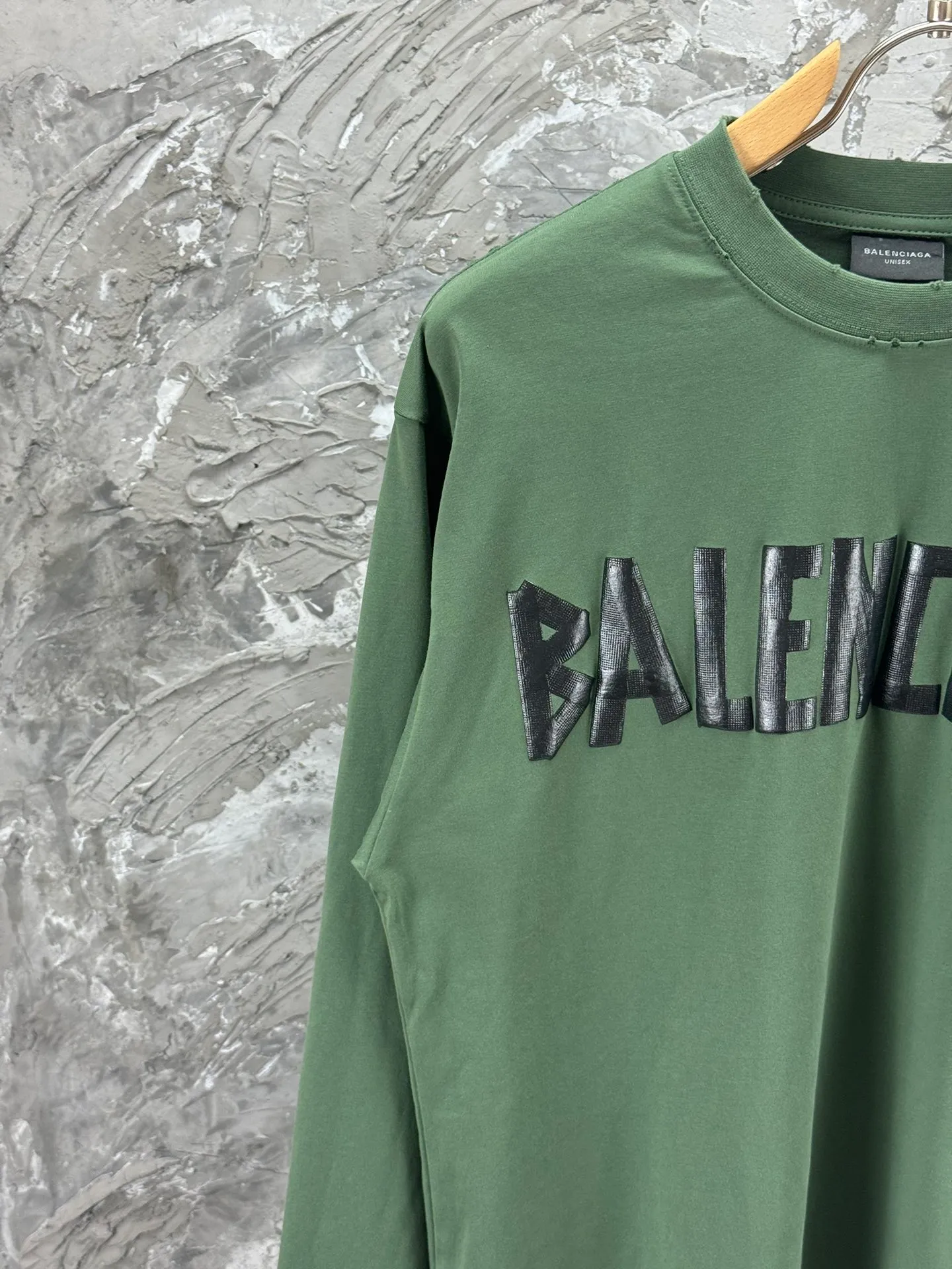 🅿️250 BALENCI*GA Paris tape series printed washed distressed long sleeves. The fabric is made of 280g Paris-specific double yarns*high weight 1:1 double yarn rib. The front and rear panels are made of imported Kornray machine direct-injection printing technology. Distressing + multi-position cutting and wear-making process. Two high-temperature shaping washes. os dropped shoulders and loose version. Same style for men and women -Color: off-white, iron gray, burgundy, green, black blue, fog blue -SIZE: XS S M L style number 8602#