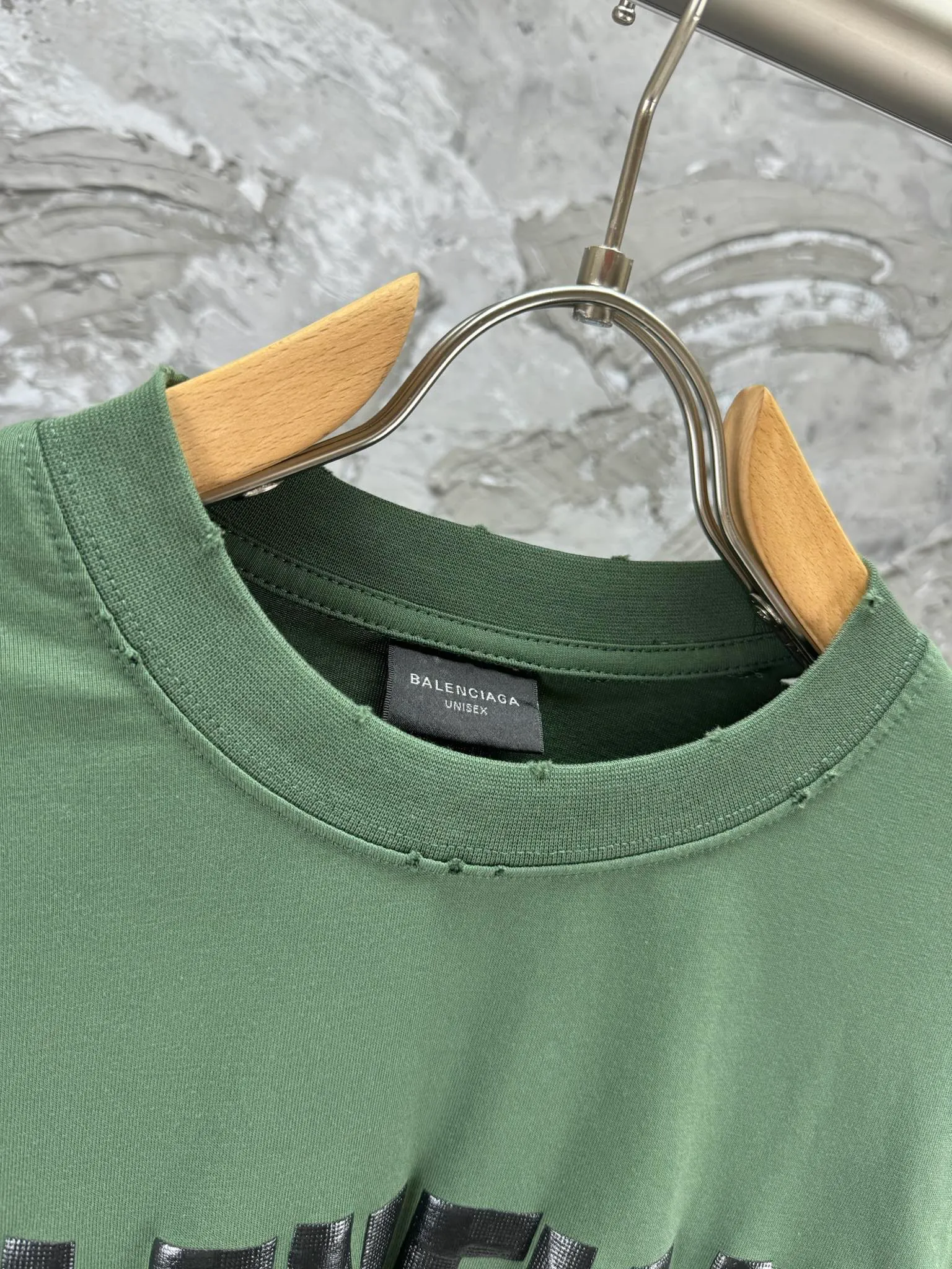 🅿️250 BALENCI*GA Paris tape series printed washed distressed long sleeves. The fabric is made of 280g Paris-specific double yarns*high weight 1:1 double yarn rib. The front and rear panels are made of imported Kornray machine direct-injection printing technology. Distressing + multi-position cutting and wear-making process. Two high-temperature shaping washes. os dropped shoulders and loose version. Same style for men and women -Color: off-white, iron gray, burgundy, green, black blue, fog blue -SIZE: XS S M L style number 8602#