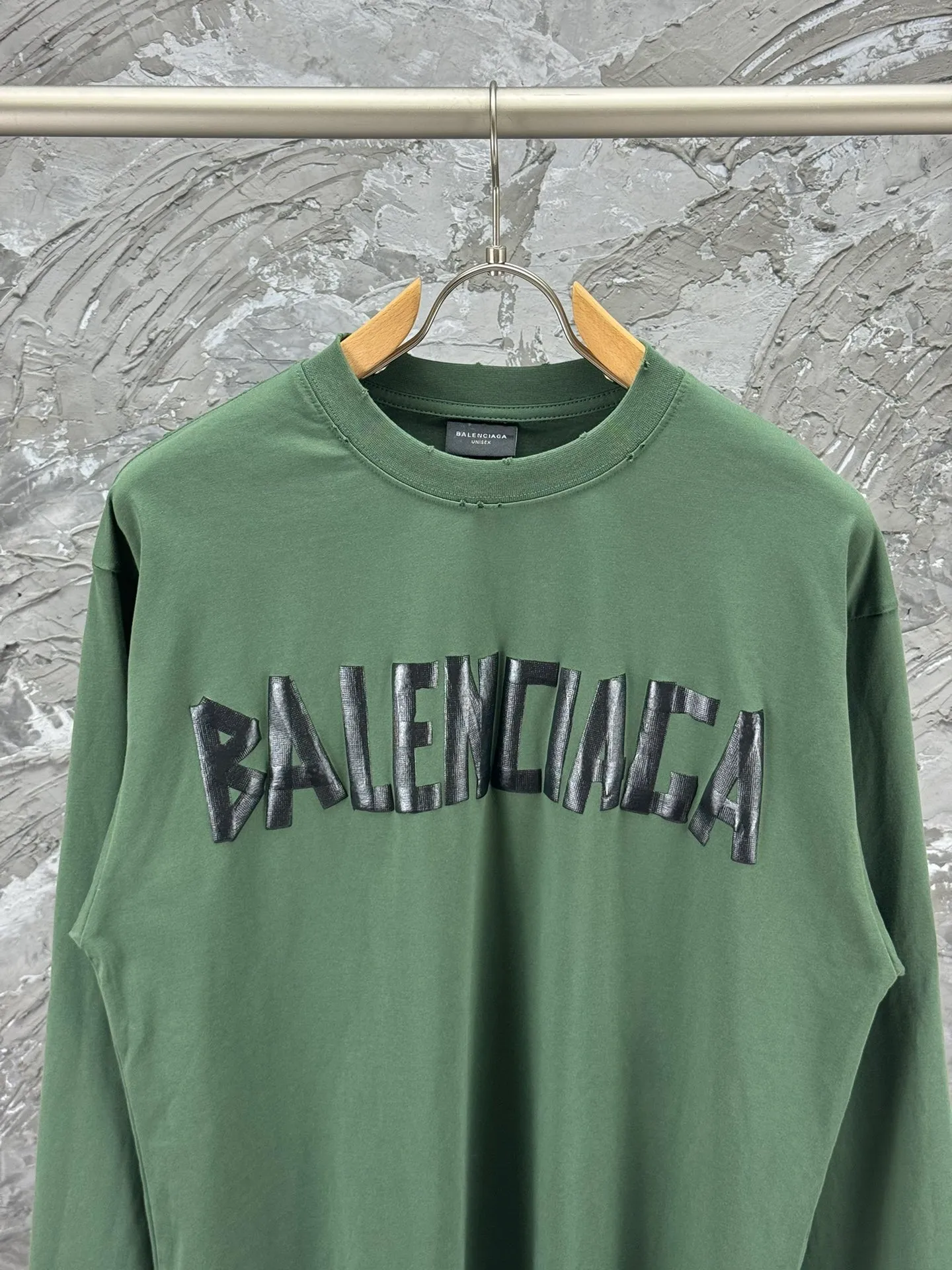 🅿️250 BALENCI*GA Paris tape series printed washed distressed long sleeves. The fabric is made of 280g Paris-specific double yarns*high weight 1:1 double yarn rib. The front and rear panels are made of imported Kornray machine direct-injection printing technology. Distressing + multi-position cutting and wear-making process. Two high-temperature shaping washes. os dropped shoulders and loose version. Same style for men and women -Color: off-white, iron gray, burgundy, green, black blue, fog blue -SIZE: XS S M L style number 8602#