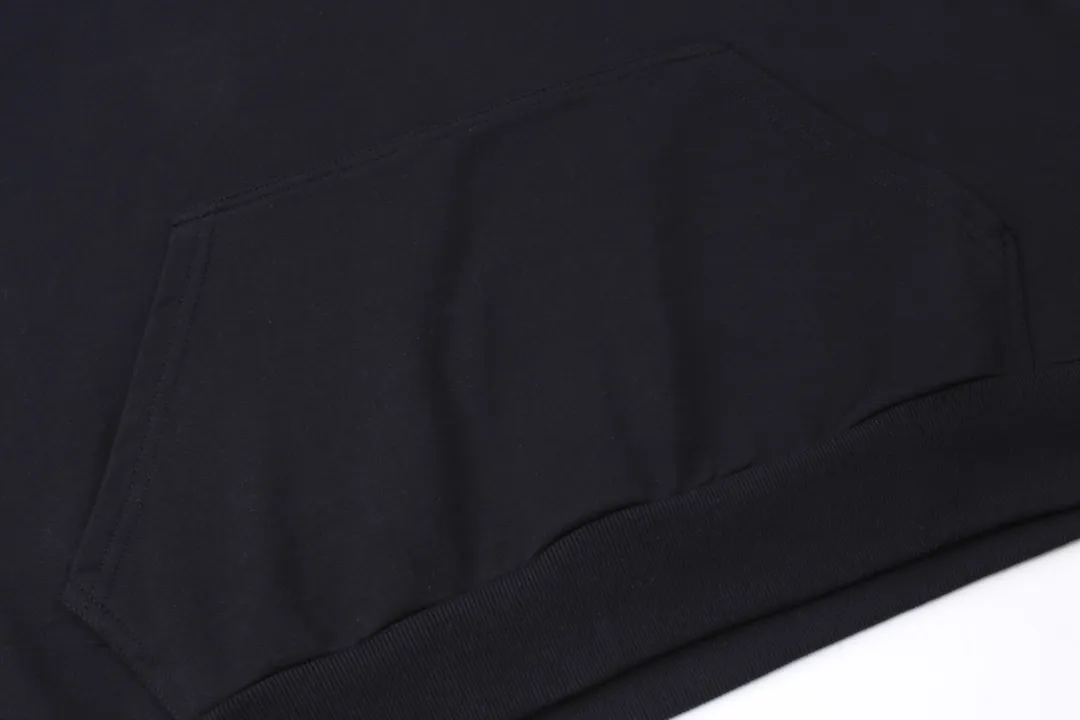 🅿️310 Detailed picture [Top version. Official website quality] BALENCI*GA/Paris#Classic. Coke embroidered black tape hooded sweatshirt. The fabric is made of Paris ZP custom-woven and dyed cotton sweatshirt. The weight is 450 grams. The cloth surface is clean. The cloth pattern is clear, soft and comfortable. The color fastness is good. It is not easy to change color. The threads are dyed with no color difference. The classic pattern embroidery uses an imported embroidery machine, and the embroidery thread color is based on the original color. It is produced based on the pictures in the Jubie market. The letters are clear. The three-dimensional effect is strong. The embroidered flowers are laminated on the finished product. The version adopts OS loose shoulder design. Same style for men and women. Code: BL238058 Color: black, off-white, smoky gray, red, brown Size: XS S M L
