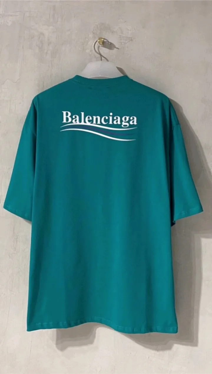 Actual video shot——[Top tested version] Balenciaga Classic Loose Unisex Pure Cotton Short Sleeves by Balenciaga. Customized fabrics and printed accessories details are reproduced one to one. It is made of 280g cotton fabric with 32 count fine double cotton yarn plain weave, and the fabric surface is treated with dust-free woolen craftsmanship. The shoulder and chain seams are made of 0.8cm bundled strips inside, and the double chain stitching on the machine side is made of pure cotton. Here’s why I’m dozens of yuan more expensive than others: 1. Each model is produced by the company. The detailed workmanship and fabrics are consistent with the genuine ones. There is no color difference between the ones at the counters. Guaranteed no color difference. Replicas are not scary. Who is fake is embarrassed. It’s not shameful to make a replica, it’s shameful if you can’t buy the correct version if you make a replica. All of my series can be found in all major places and will be absolutely stunning!  2. The fabric is made of 280g Paris-specific double yarn. No one can make better fabrics than mine. There is really no way to compare with the ordinary version on the market. Respect it. It is authentic and costs several thousand yuan. Don’t go for the quality of street stalls. 3. The workmanship has been restored in all aspects. The packaging has been restored in all aspects. 4. I guarantee here that this is the highest quality you can find. Size: XS-L Color: Dark Blue P:250