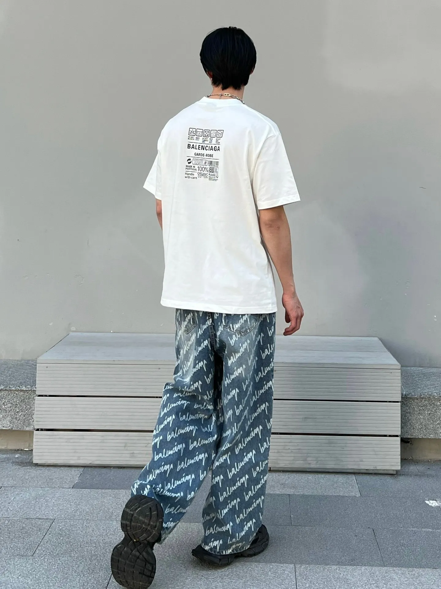 ♻️💯Upper body reference model picture❤️Top tested version Balenciaga environmental logo arrow three-color loose breathable cotton short-sleeved T-shirt BLCG is one of the most influential brands in the fashion industry. Founded in 1919 by Cristóbal Balenciaga and settled in Paris in 1936, he led many important fashion movements between 1930 and 1968. The representative ready-to-wear series reflects the identity of the brand - Fabric: Made of 32-count double yarn, 260-gram weight fabric, imported knitted needle carded cotton, with moderate thickness, drape and contour - The front printing screen plate is hand-printed, and the 3D full-color scanned pattern is made into film to ensure the highest degree of printing pattern restoration. The upper and lower LOGO printing has a strong touch texture. The printing material uses environmentally friendly active water slurry and anti-sublimation liquid as the base. The garment is resistant to washing and does not desizing. Color: black and white size: XS-L P:240