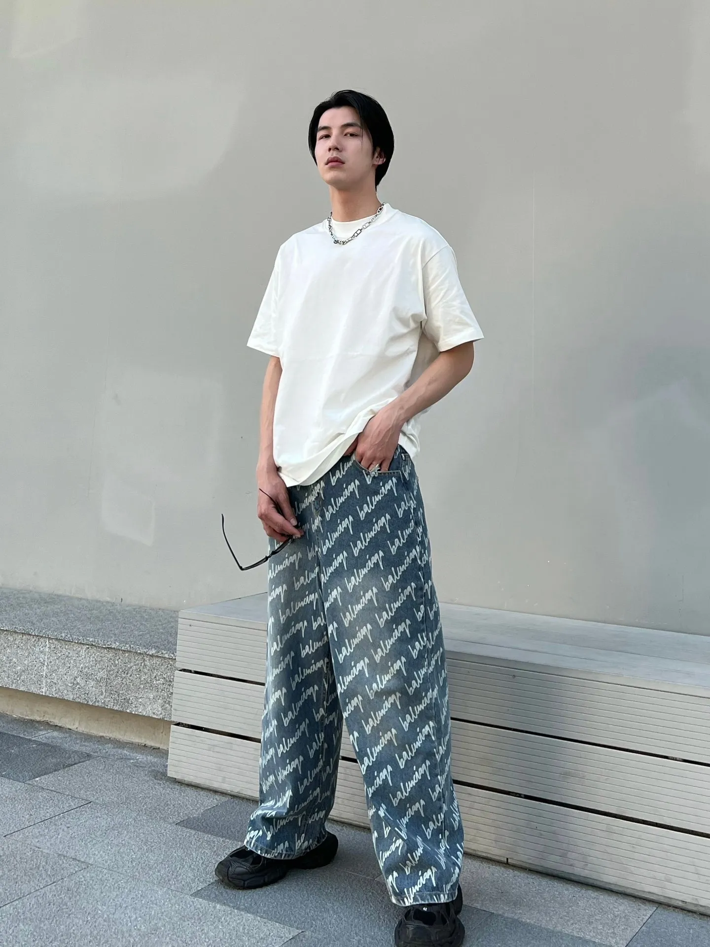 ♻️💯Upper body reference model picture❤️Top tested version Balenciaga environmental logo arrow three-color loose breathable cotton short-sleeved T-shirt BLCG is one of the most influential brands in the fashion industry. Founded in 1919 by Cristóbal Balenciaga and settled in Paris in 1936, he led many important fashion movements between 1930 and 1968. The representative ready-to-wear series reflects the identity of the brand - Fabric: Made of 32-count double yarn, 260-gram weight fabric, imported knitted needle carded cotton, with moderate thickness, drape and contour - The front printing screen plate is hand-printed, and the 3D full-color scanned pattern is made into film to ensure the highest degree of printing pattern restoration. The upper and lower LOGO printing has a strong touch texture. The printing material uses environmentally friendly active water slurry and anti-sublimation liquid as the base. The garment is resistant to washing and does not desizing. Color: black and white size: XS-L P:240