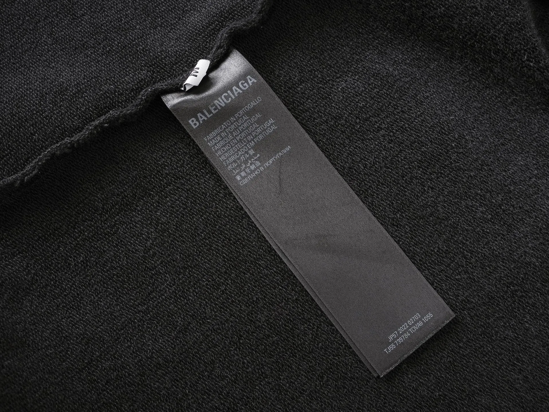 🅿️350 BALENCI*GA Paris co-branded puma series hooded long-sleeved sweatshirt. The front pattern is printed with environmentally friendly imported rubber paddles. The garment is washed and aged. The letters are clear. The effect is three-dimensional. Exclusively woven and dyed 460g fabric. Threads are dyed in the same vat with zero color difference. Brick cabinet synchronization. Welcome to compare. Same style for men and women -Color: washed black -SIZE: Xs S M L Style No. 8967#