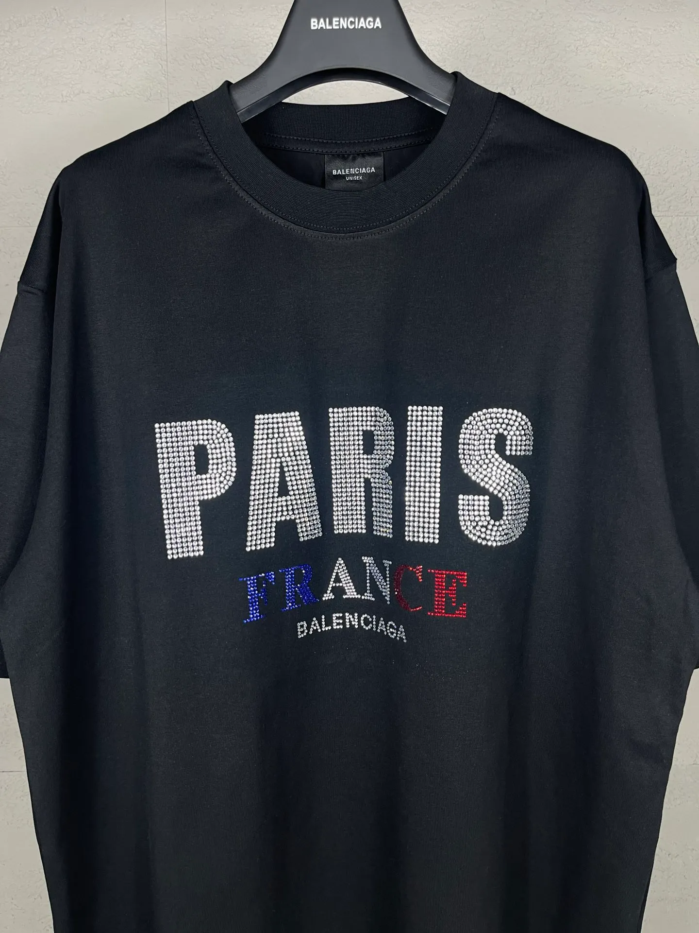 🅿️190 real photos [Top version. Official website quality] BALENCI*GA/Paris BALENCI*GA# new model, with paris. Stress art wood works on the front and rhinestone short-sleeved T-shirt on the back. . Brick cabinet synchronization. The fabric is made of Paris ZP custom-woven and dyed 100% cotton with double yarn and compact cotton. The weight is 260 grams. The cloth surface is clean. The cloth pattern is clear. It is soft and comfortable. It has good color fastness and is not easy to change color. The threads are woven and dyed with no color difference. The front hot diamond is made of imported Austrian diamond, which has good gloss and is not easy to fall off. Comparisons welcome. Restore brick cabinet. The version adopts OS loose shoulder version. Same style for men and women. Code: BL223397 Color: Black. Pink Size: XS S M L