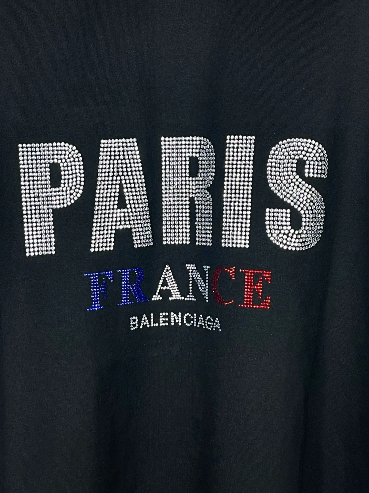 🅿️190 real photos [Top version. Official website quality] BALENCI*GA/Paris BALENCI*GA# new model, with paris. Stress art wood works on the front and rhinestone short-sleeved T-shirt on the back. . Brick cabinet synchronization. The fabric is made of Paris ZP custom-woven and dyed 100% cotton with double yarn and compact cotton. The weight is 260 grams. The cloth surface is clean. The cloth pattern is clear. It is soft and comfortable. It has good color fastness and is not easy to change color. The threads are woven and dyed with no color difference. The front hot diamond is made of imported Austrian diamond, which has good gloss and is not easy to fall off. Comparisons welcome. Restore brick cabinet. The version adopts OS loose shoulder version. Same style for men and women. Code: BL223397 Color: Black. Pink Size: XS S M L