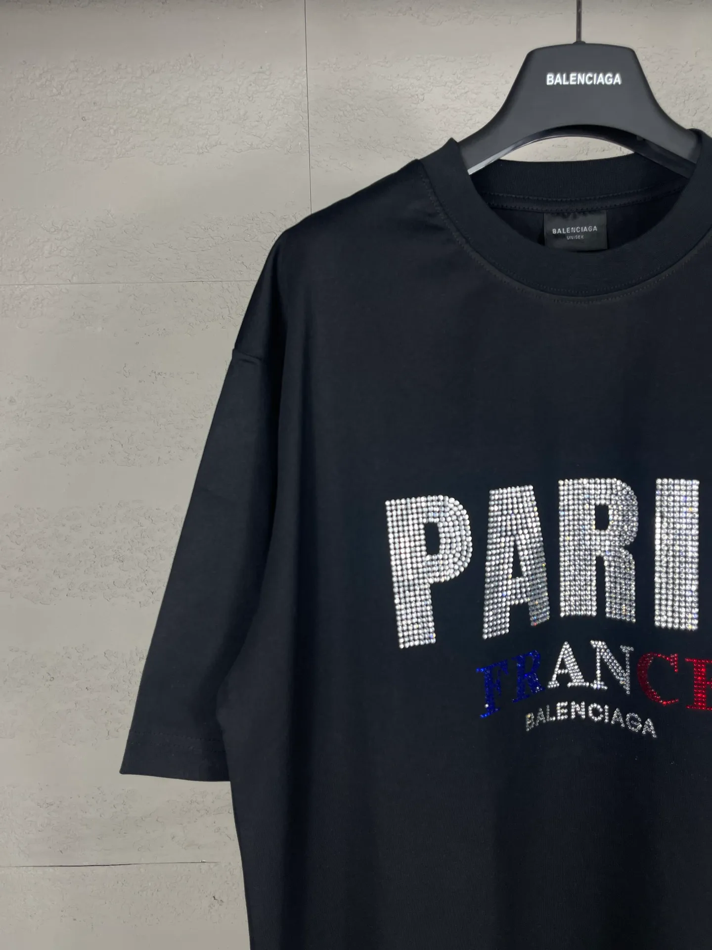 🅿️190 real photos [Top version. Official website quality] BALENCI*GA/Paris BALENCI*GA# new model, with paris. Stress art wood works on the front and rhinestone short-sleeved T-shirt on the back. . Brick cabinet synchronization. The fabric is made of Paris ZP custom-woven and dyed 100% cotton with double yarn and compact cotton. The weight is 260 grams. The cloth surface is clean. The cloth pattern is clear. It is soft and comfortable. It has good color fastness and is not easy to change color. The threads are woven and dyed with no color difference. The front hot diamond is made of imported Austrian diamond, which has good gloss and is not easy to fall off. Comparisons welcome. Restore brick cabinet. The version adopts OS loose shoulder version. Same style for men and women. Code: BL223397 Color: Black. Pink Size: XS S M L