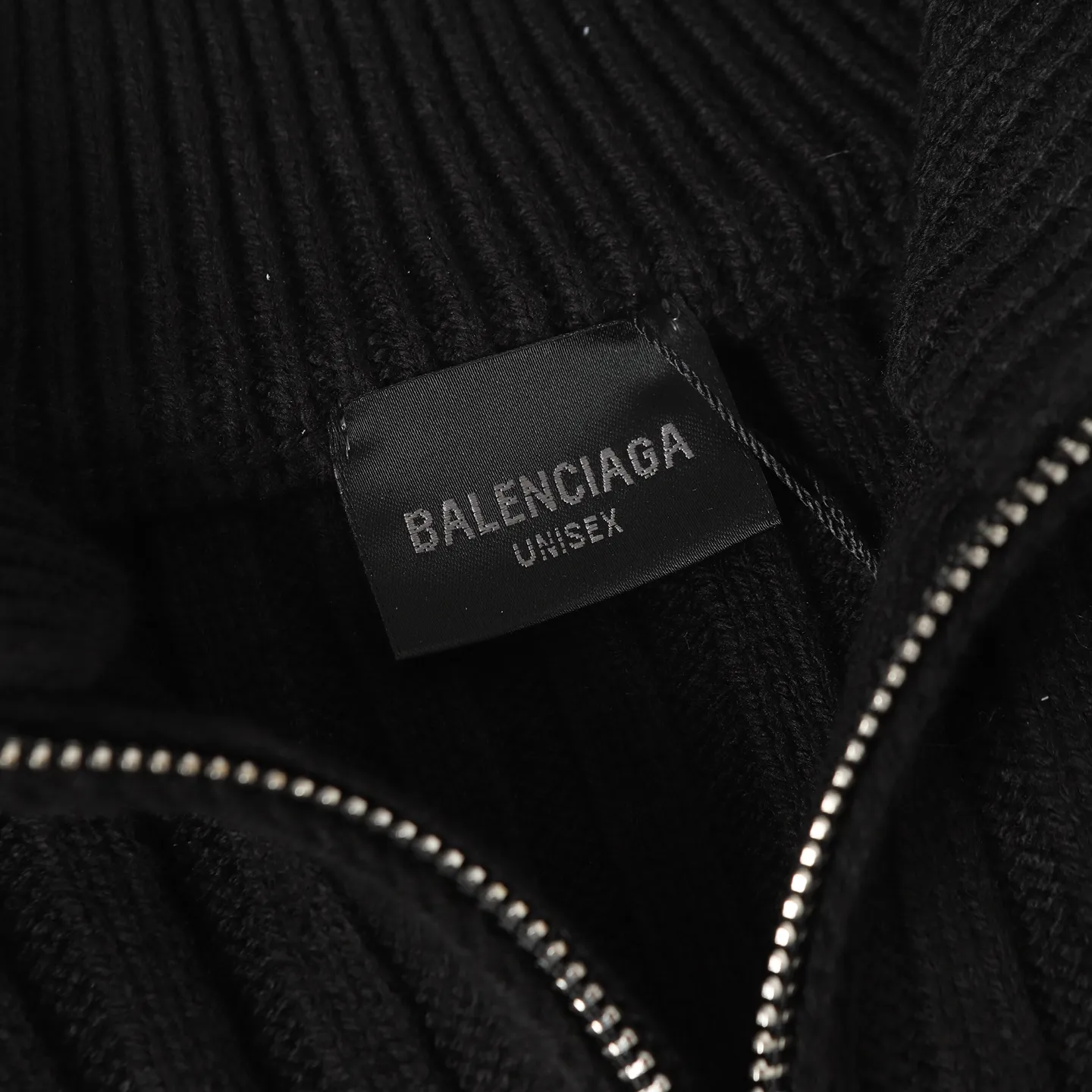 🅿️490 BLCG 25FW high-neck half-zip sweater with armbands. The core craftsmanship of this single product lies in the cross-border fusion of high-tech lamination and traditional knitting. The basis of ready-made garments is high-elastic coarse pit knitting, which achieves strong three-dimensional texture and excellent elasticity through thick gauge and special yarns. The elastic characteristics are mainly characterized by high rebound, multi-directional extension and excellent recovery. Relying on the natural structural stretch of the rough ribbed structure and combining it with high-elastic yarns, it has high stretchability in both the longitudinal and transverse directions (up to 6-10cm). It has no sense of restraint when moving, and can quickly return to its original shape, resist wrinkles, maintain shape, and avoid sagging. The iconic black polyurethane tape is precisely sewn onto the uneven knitted surface. At the same time, the elasticity of the underlying knitted structure must not be damaged, and the luster and toughness of the strip itself should be maintained, integrating the decorative strip and the functional structure into one. Size:S/M/L