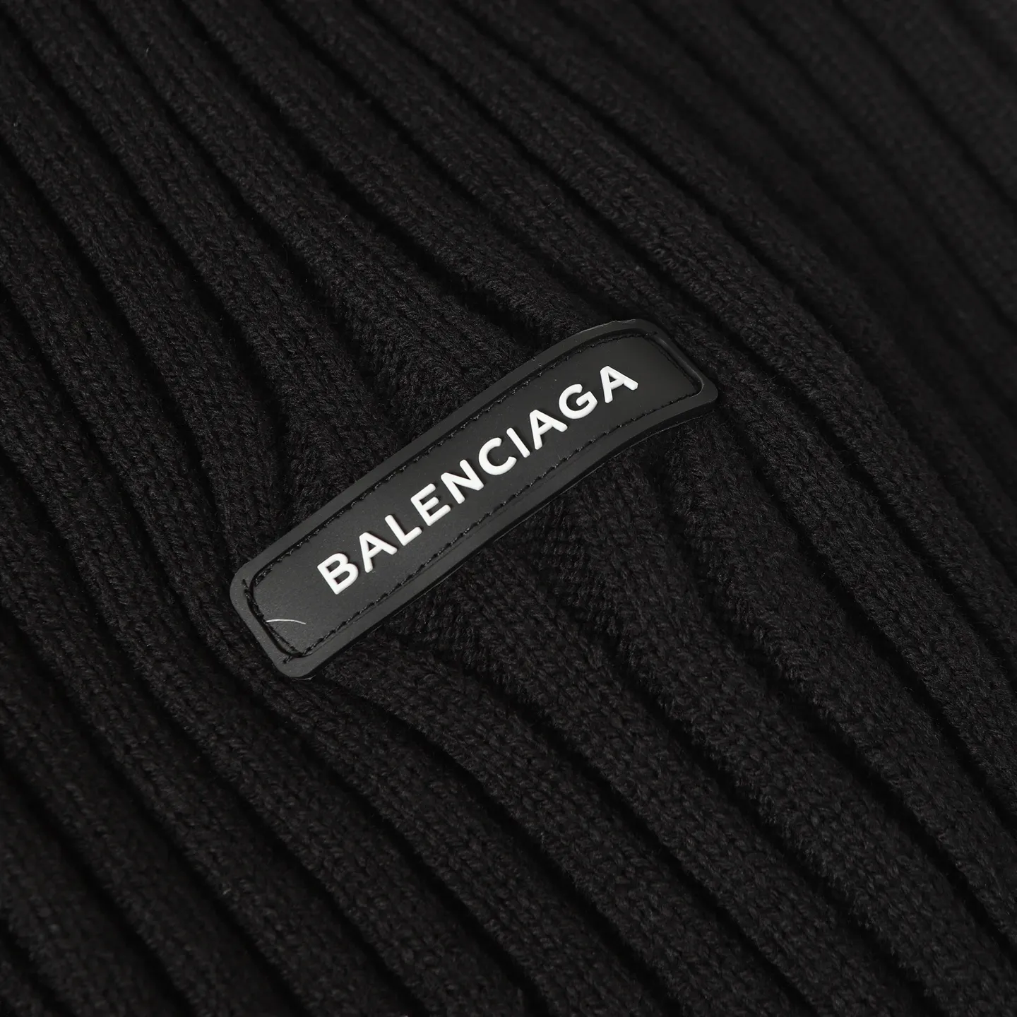 🅿️490 BLCG 25FW high-neck half-zip sweater with armbands. The core craftsmanship of this single product lies in the cross-border fusion of high-tech lamination and traditional knitting. The basis of ready-made garments is high-elastic coarse pit knitting, which achieves strong three-dimensional texture and excellent elasticity through thick gauge and special yarns. The elastic characteristics are mainly characterized by high rebound, multi-directional extension and excellent recovery. Relying on the natural structural stretch of the rough ribbed structure and combining it with high-elastic yarns, it has high stretchability in both the longitudinal and transverse directions (up to 6-10cm). It has no sense of restraint when moving, and can quickly return to its original shape, resist wrinkles, maintain shape, and avoid sagging. The iconic black polyurethane tape is precisely sewn onto the uneven knitted surface. At the same time, the elasticity of the underlying knitted structure must not be damaged, and the luster and toughness of the strip itself should be maintained, integrating the decorative strip and the functional structure into one. Size:S/M/L