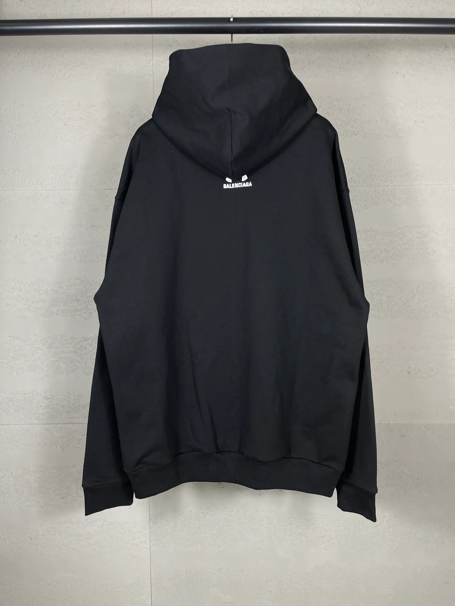 🅿️360 real photos [Top version. Official website quality] BALENCI*GA/Paris joint Under Armor front and rear embroidered cardigan hooded sweatshirt # SS24 latest model. Research and development at the first time, different market currencies. Comparisons welcome. The fabric is made of Paris ZP custom-woven and dyed cotton terry sweatshirt. The weight is 460 grams. The cloth surface is clean. The cloth pattern is clear, soft and comfortable. The threads are dyed with no color difference. The classic LOGO pattern embroidery is embroidered by Tajima imported machine. The letters are clear, three-dimensional and without burrs. Jubie market produces pictures based on pictures. Welcome to compare. The version adopts OS loose shoulder design. Same style for men and women. Code: BL238928 Color: black, red Size: XS S M L