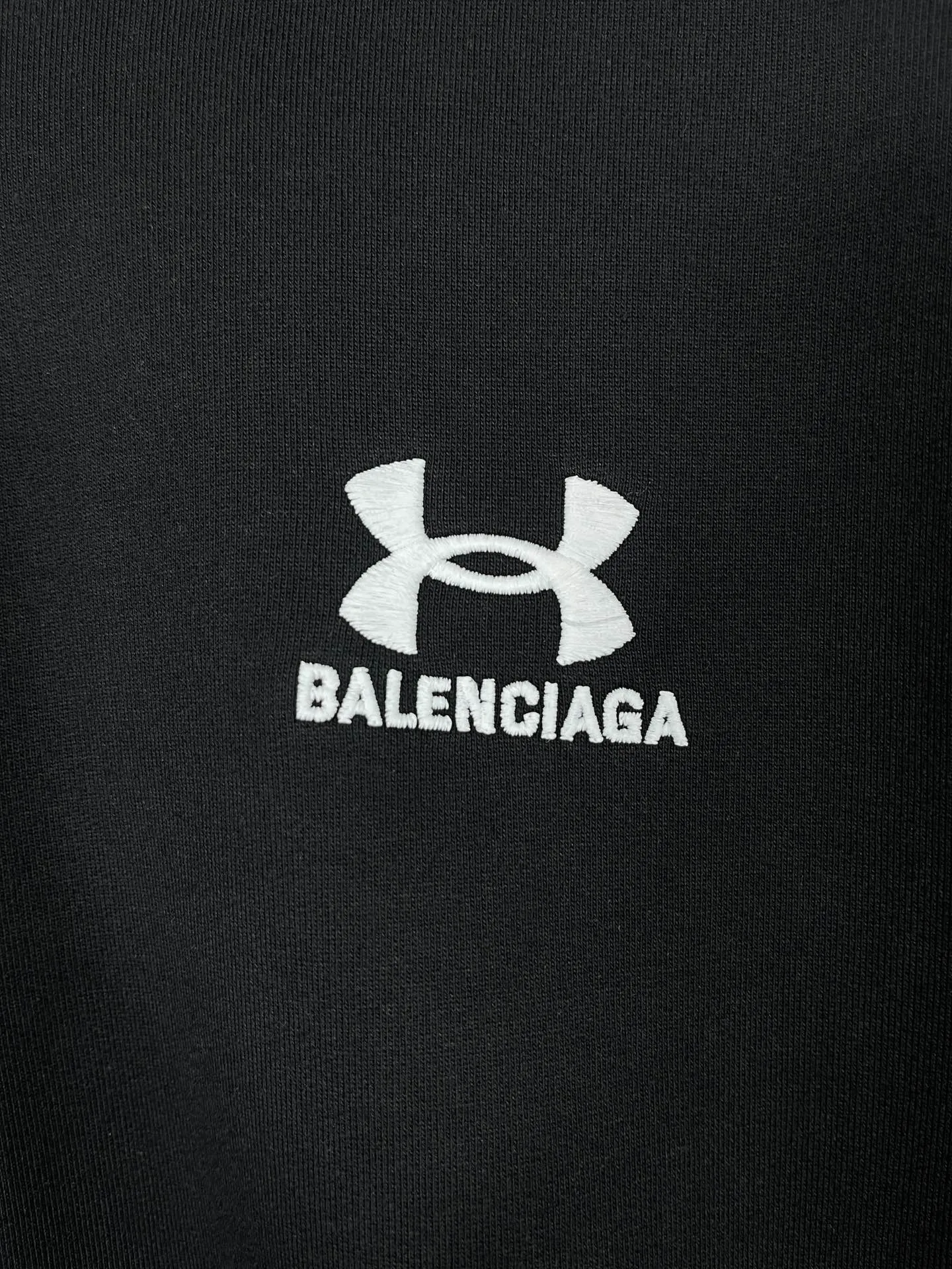 🅿️360 real photos [Top version. Official website quality] BALENCI*GA/Paris joint Under Armor front and rear embroidered cardigan hooded sweatshirt # SS24 latest model. Research and development at the first time, different market currencies. Comparisons welcome. The fabric is made of Paris ZP custom-woven and dyed cotton terry sweatshirt. The weight is 460 grams. The cloth surface is clean. The cloth pattern is clear, soft and comfortable. The threads are dyed with no color difference. The classic LOGO pattern embroidery is embroidered by Tajima imported machine. The letters are clear, three-dimensional and without burrs. Jubie market produces pictures based on pictures. Welcome to compare. The version adopts OS loose shoulder design. Same style for men and women. Code: BL238928 Color: black, red Size: XS S M L