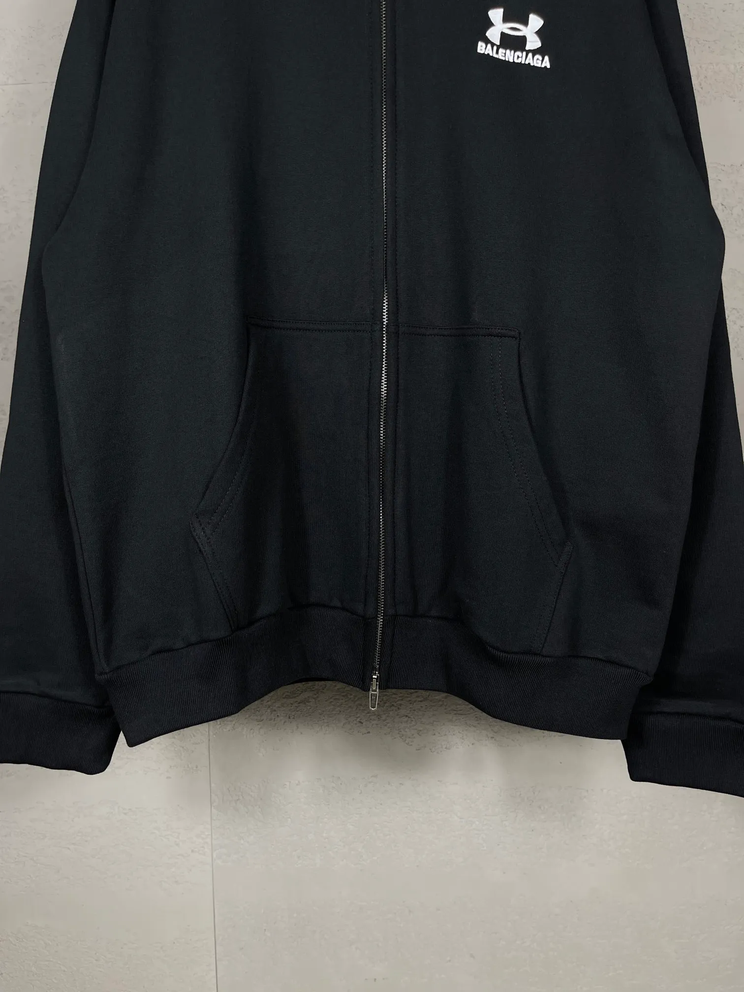 🅿️360 real photos [Top version. Official website quality] BALENCI*GA/Paris joint Under Armor front and rear embroidered cardigan hooded sweatshirt # SS24 latest model. Research and development at the first time, different market currencies. Comparisons welcome. The fabric is made of Paris ZP custom-woven and dyed cotton terry sweatshirt. The weight is 460 grams. The cloth surface is clean. The cloth pattern is clear, soft and comfortable. The threads are dyed with no color difference. The classic LOGO pattern embroidery is embroidered by Tajima imported machine. The letters are clear, three-dimensional and without burrs. Jubie market produces pictures based on pictures. Welcome to compare. The version adopts OS loose shoulder design. Same style for men and women. Code: BL238928 Color: black, red Size: XS S M L